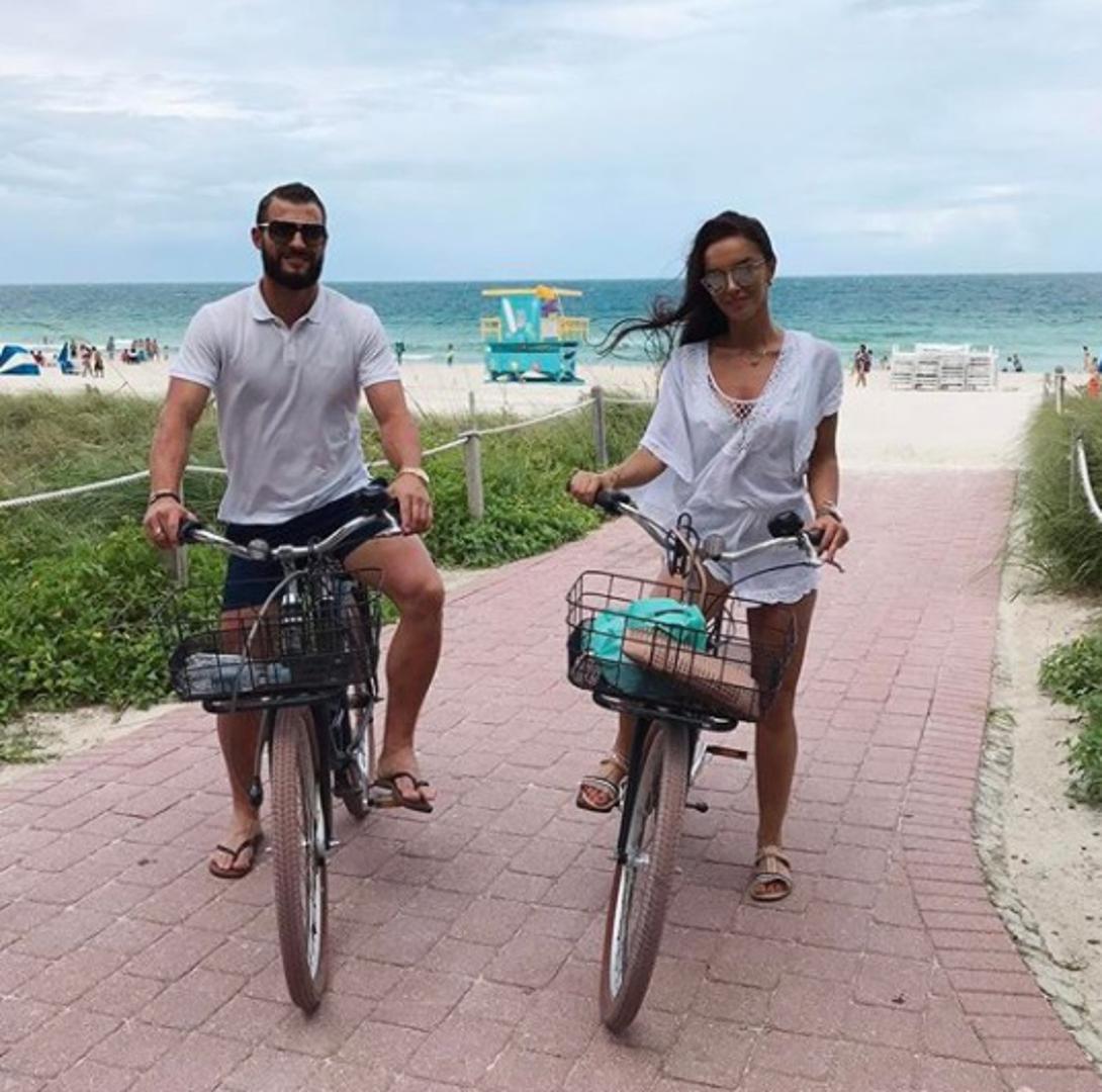 Završila je i pravni fakultet te govori tri strana jezika.