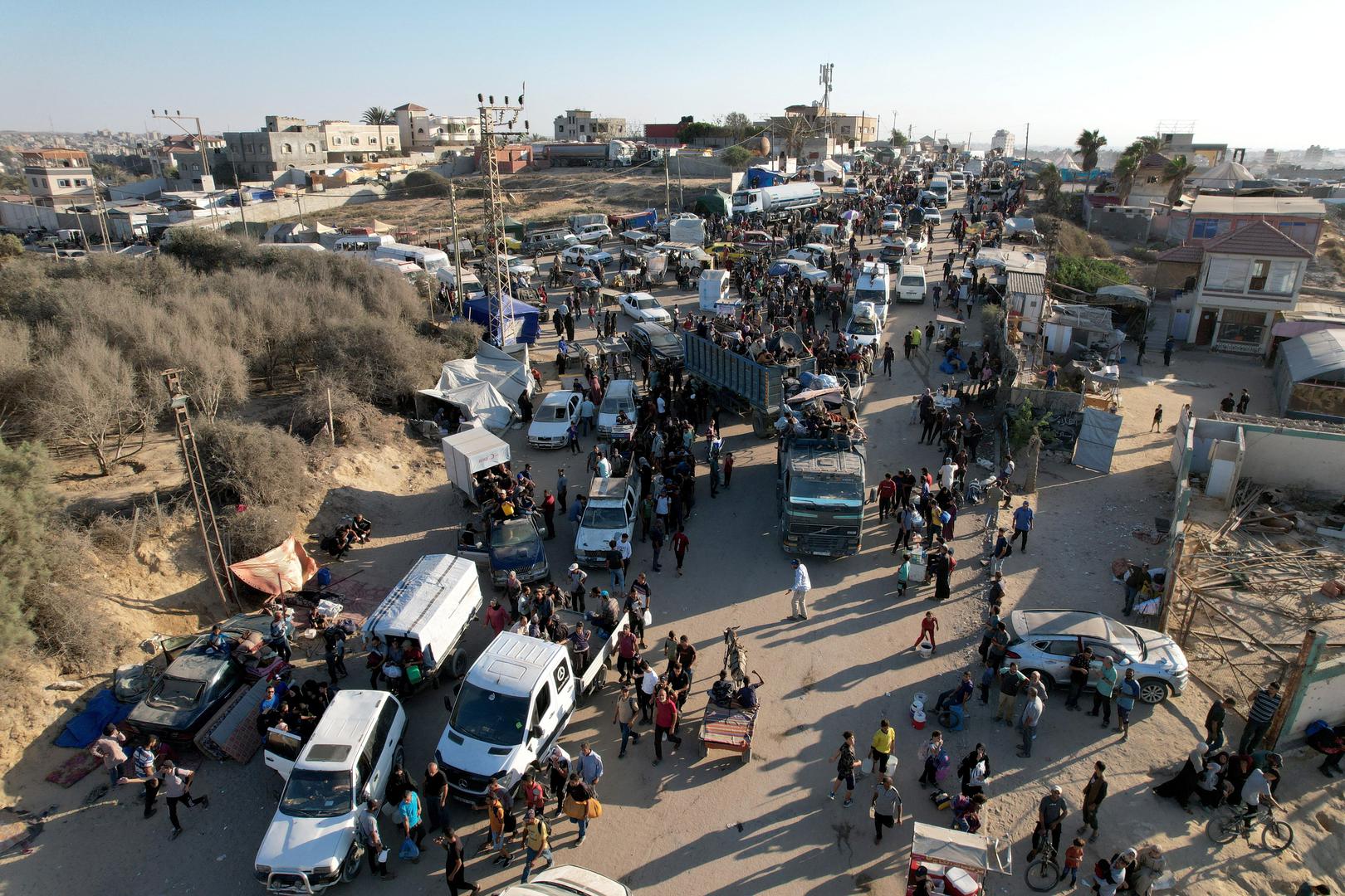 "Hvala Bogu da moja kuća još uvijek stoji", rekao je 40-godišnji Ismail Zayda u gradu Gazi. "Ali mjesto je uništeno, kuće mojih susjeda su uništene, čitavi kvartovi su nestali. Je li gotovo? Rekli su da jest. Zašto nitko ne izlazi i ne kaže nam je li došlo do prekida vatre i možemo li prestati strahovati?, pita se Zayda. 