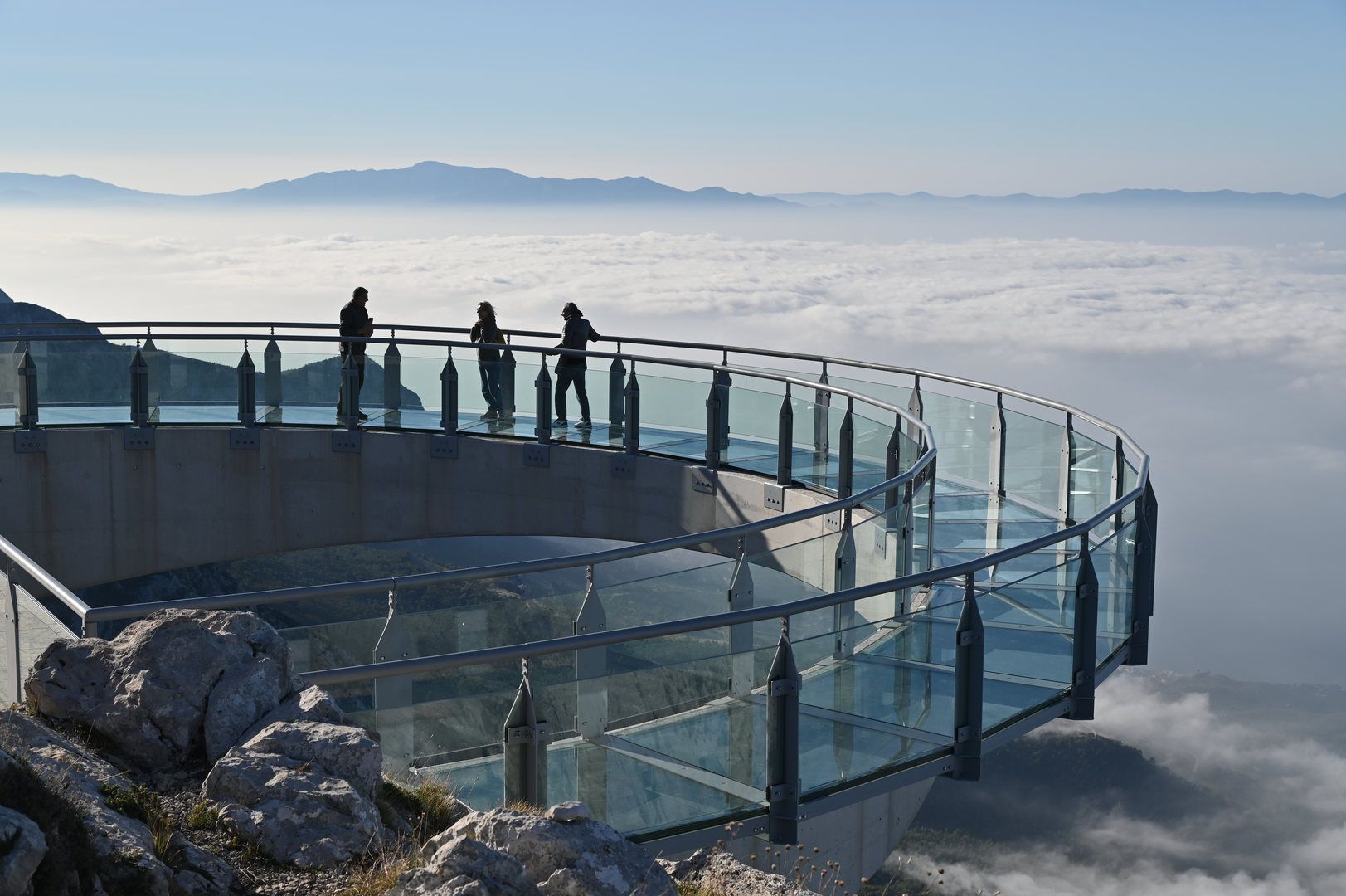 Od početka travnja brojni posjetitelji iznova mogu uživati u prekrasnom pogledu s vidikovca Nebeska šetnica ("Skywalk Biokovo"). Od 1. 11. do 31. 3. Park prirode Biokovo (kao ni sam vidikovac) nije službeno otvoren za posjećivanje.