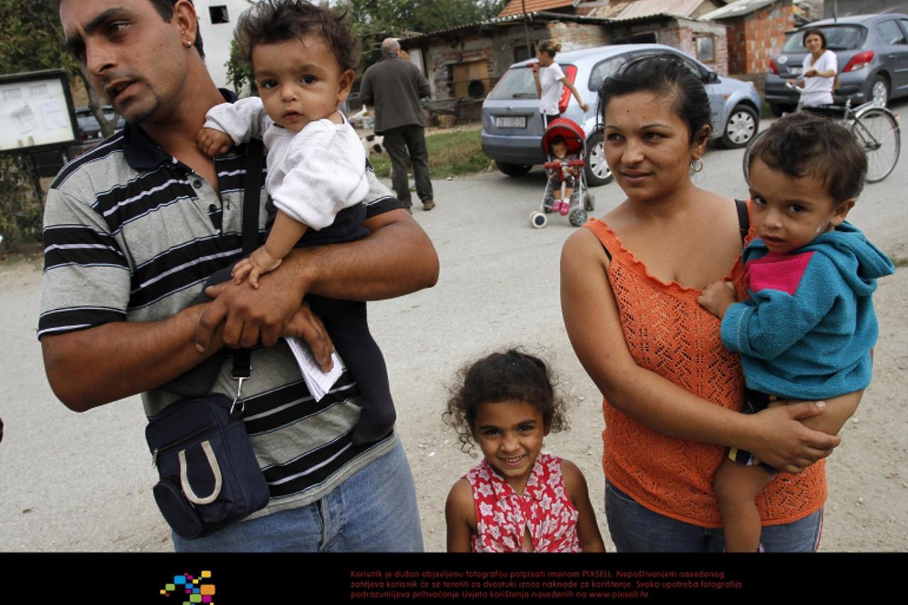 '14.09.2012., Gornji Hrascan - Mladi romi bez incidenta krenuli u skolu. Photo: Vjeran Zganec-Rogulja/PIXSELL'