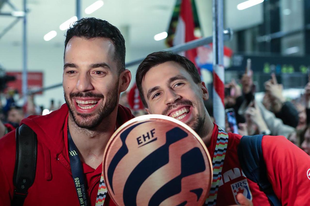 Docek broncanih rukometasa na zracnoj luci Franjo Tudjman