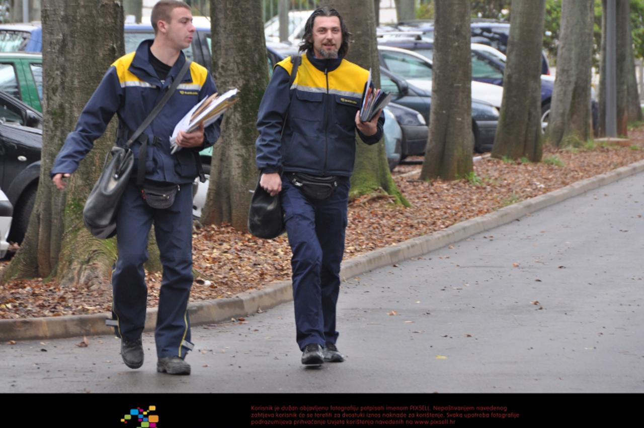 '16.12.2011.,Pula - Pulski postari ovih dana naporno rade .Jos uvijek ima onih koji pisu cestitke Photo: Dusko Marusic/PIXSELL'