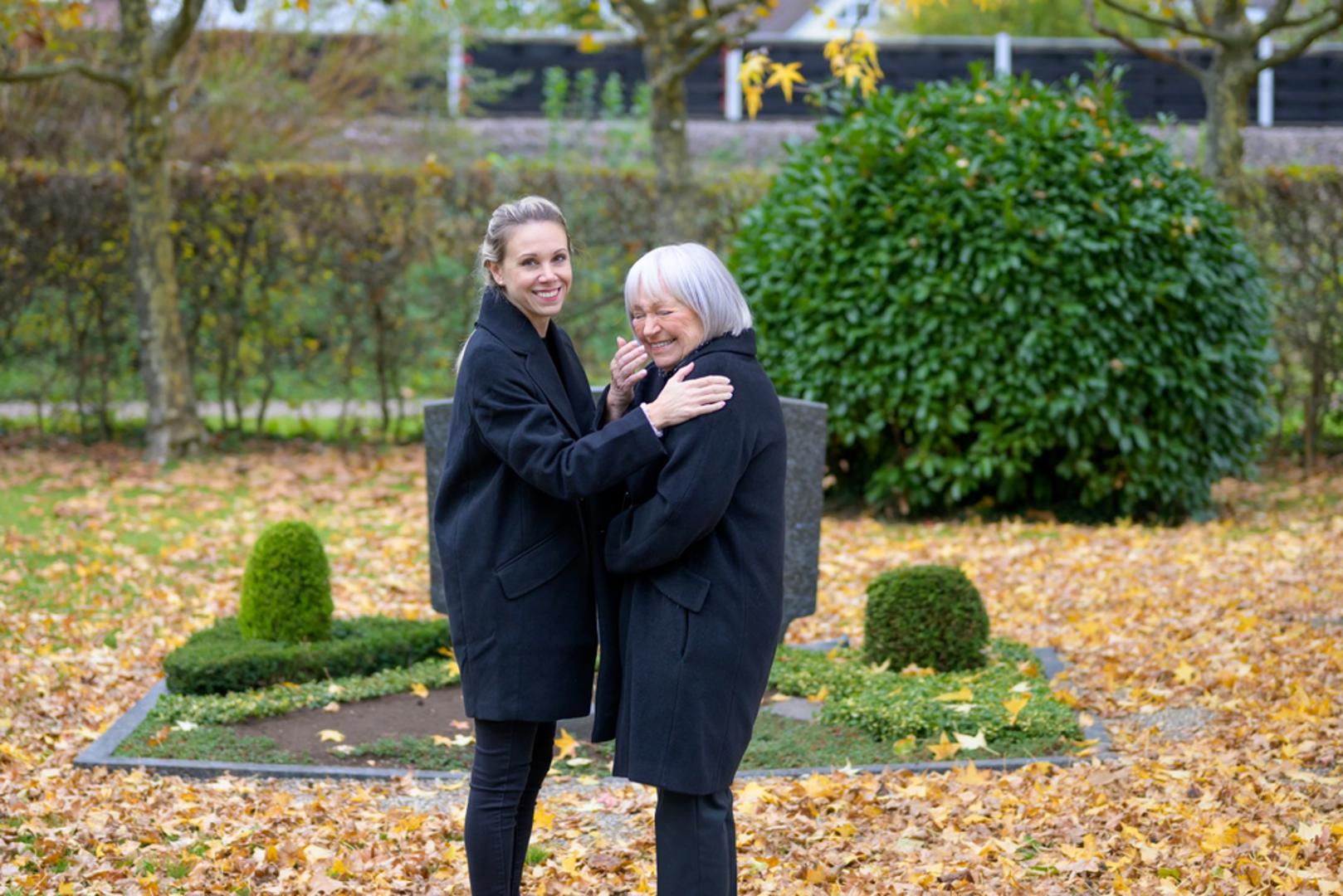 Smijeh u neprimjerenim trenucima: Smijanje na sprovodu ili hihotanje na ozbiljnom sastanku može biti neugodno, no i to je društveni mehanizam preživljavanja. Smijeh signalizira sigurnost, smanjuje agresiju i može ublažiti napetost prije eskalacije. I danas, kad se nasmijete u nezgodnoj situaciji, nesvjesno pokušavate vratiti ravnotežu i ublažiti stres u grupi.