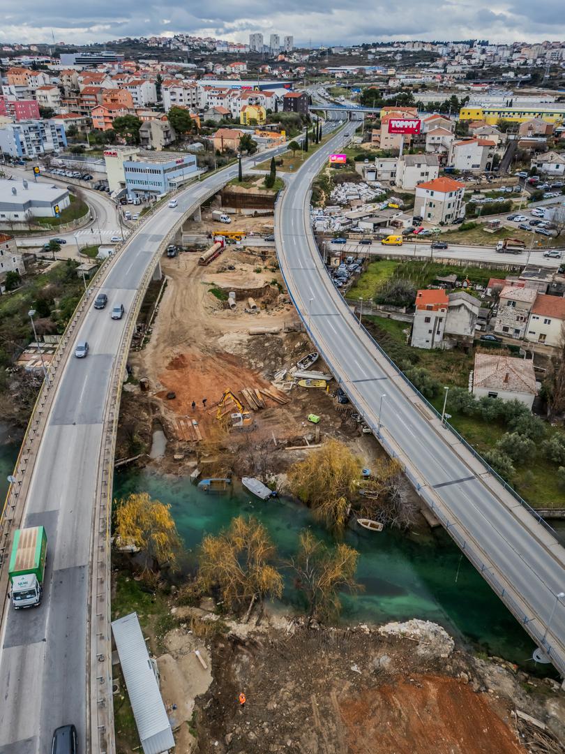 Zbog izgradnje mosta premješten je i kip Isusa, koji se desetljećima nalazio na toj lokaciji. U suradnji s Nadbiskupijom kip je postavljen na zelenu površinu sjeverno od križanja.

