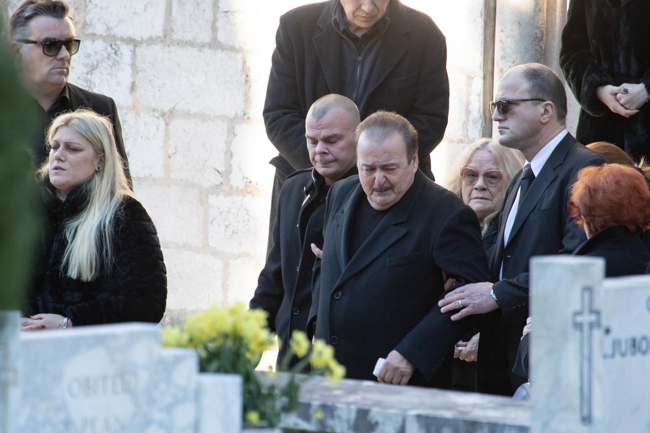 Dubrovnik: Posljednji ispraćaj Srđana Hrnića, sina poznatog pjevača Mila Hrnića