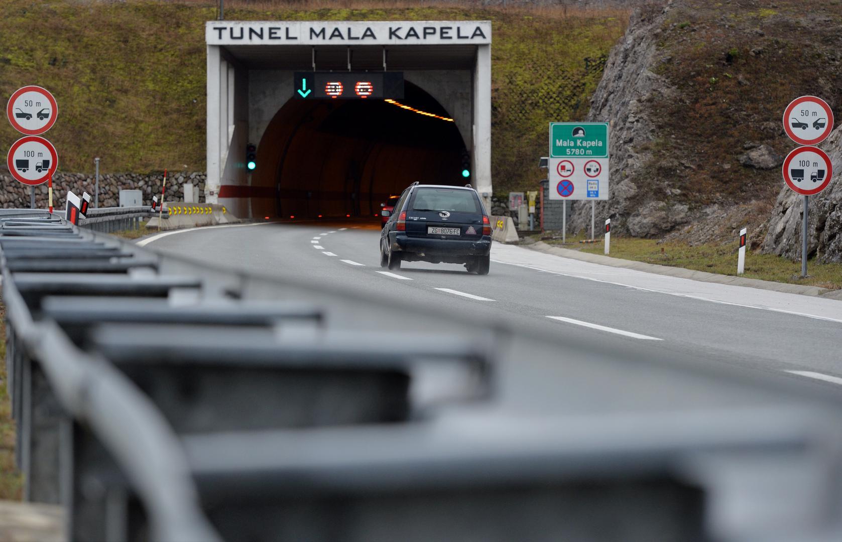 1. Tunel Mala Kapela, 5.821 metar: Tunel Mala Kapela najduži je cestovni tunel u Hrvatskoj i nalazi se na autocesti A1. Smješten je između sela Jezerane i Modruš te između izlaza za Ogulin i Brinje na autocesti A1. Prolazi kroz planinski lanac Mala Kapela, po kojoj je i dobio ime. Sadrži dvije cijevi različitih duljina i poznat je po svojim sigurnosnim i komunikacijskim sustavima, uključujući izlaze za slučaj opasnosti i distribuciju hrvatskog radio signala.