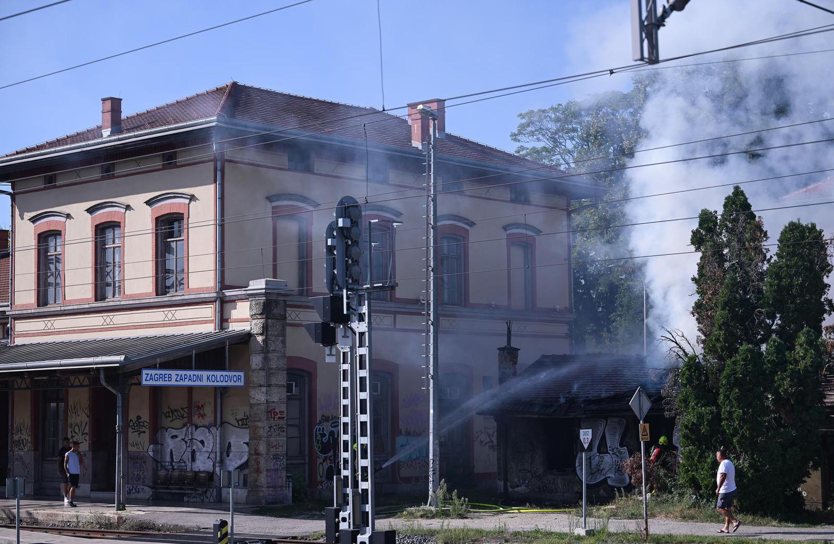 Kod Zapadnog kolodvora u Zagrebu u ponedjeljak poslijepodne izbio je požar barake, zbog kojeg se iznad tog dijela grada nadvio gust crni dim.