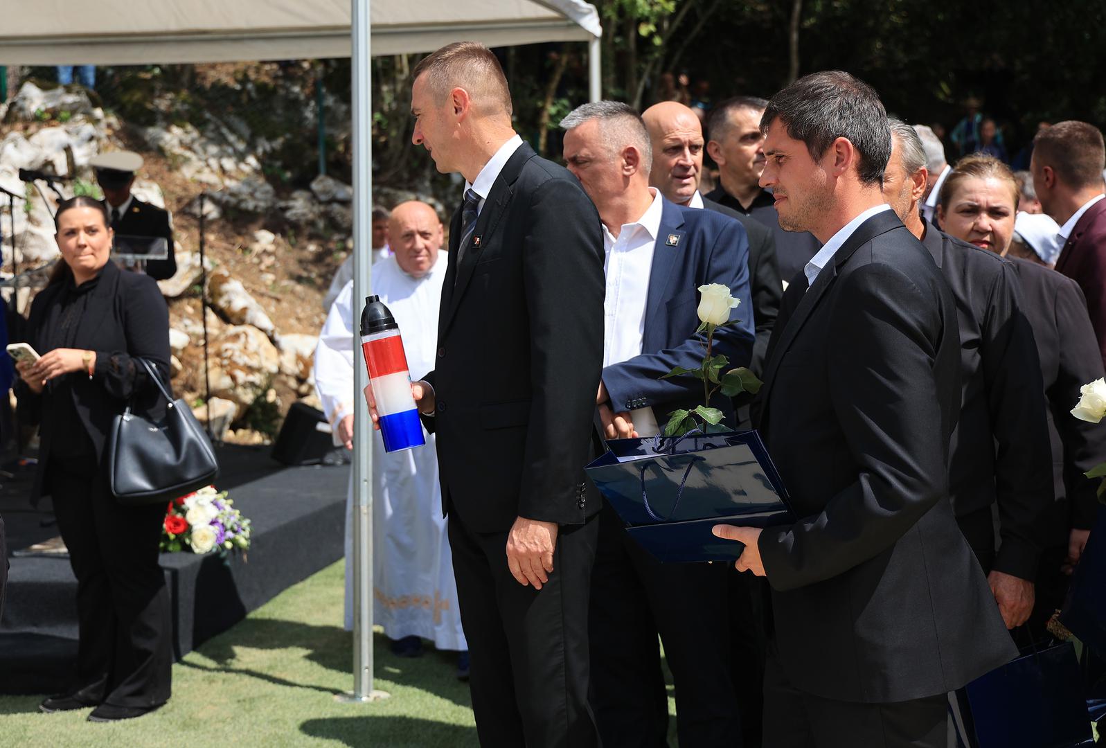 U komemorativnom programu, koji je organiziralo Ministarstvo hrvatskih branitelja, sudjelovali su predstavnici Crkve, potomci žrtava, braniteljske udruge te državni dužnosnici, među njima potpredsjednik Vlade i ministar Tomo Medved te predsjednik Povjerenstva Ivan Penava.