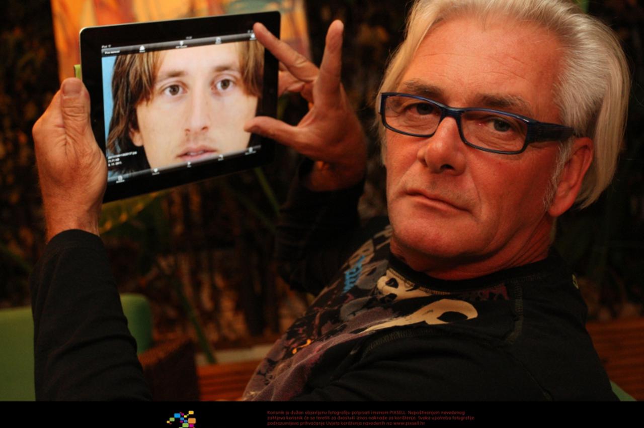 '11.11.2011., Split - Bioenergeticar Denis Buselic gledao je utakmicu Turska - Hrvatska. Photo: Ivo Cagalj/PIXSELL'