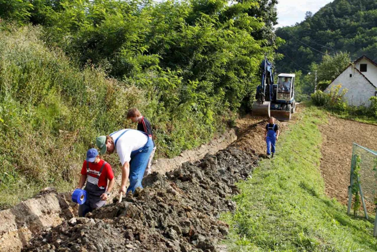 '28.07.2010., Bednja - Stize voda do naselja na zednom Zelimoru. Photo: Ljiljana Risek/VLM'