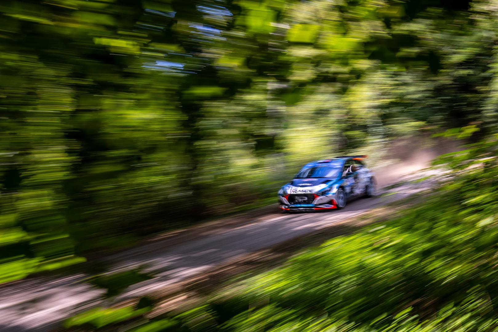 Croatia Rally 2025 otvoren je zahtjevnim kvalifikacijskim ispitom dugim 6,12 km na skliskom asfaltu u blizini Zagreba, kojim je započela odlučujuća završnica FIA Europskog rally prvenstva.