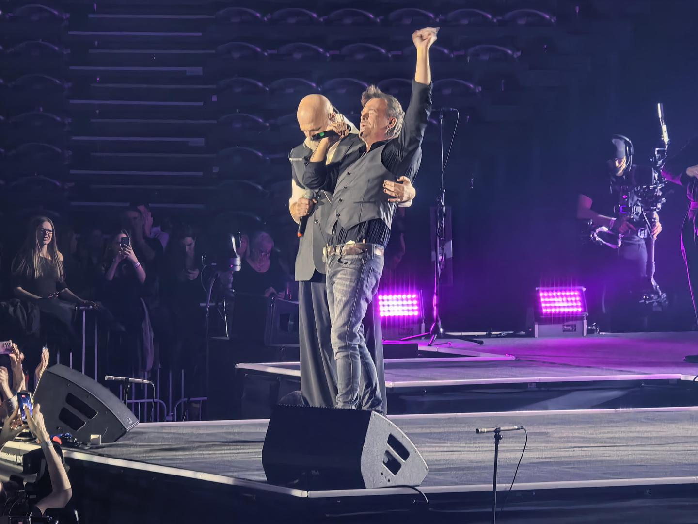 Arena Zagreb bila je prepuna obožavatelja svih generacija, od onih koji su odrasli uz Urbana do novih klinaca, stvarajući emociju koja se pamti godinama.