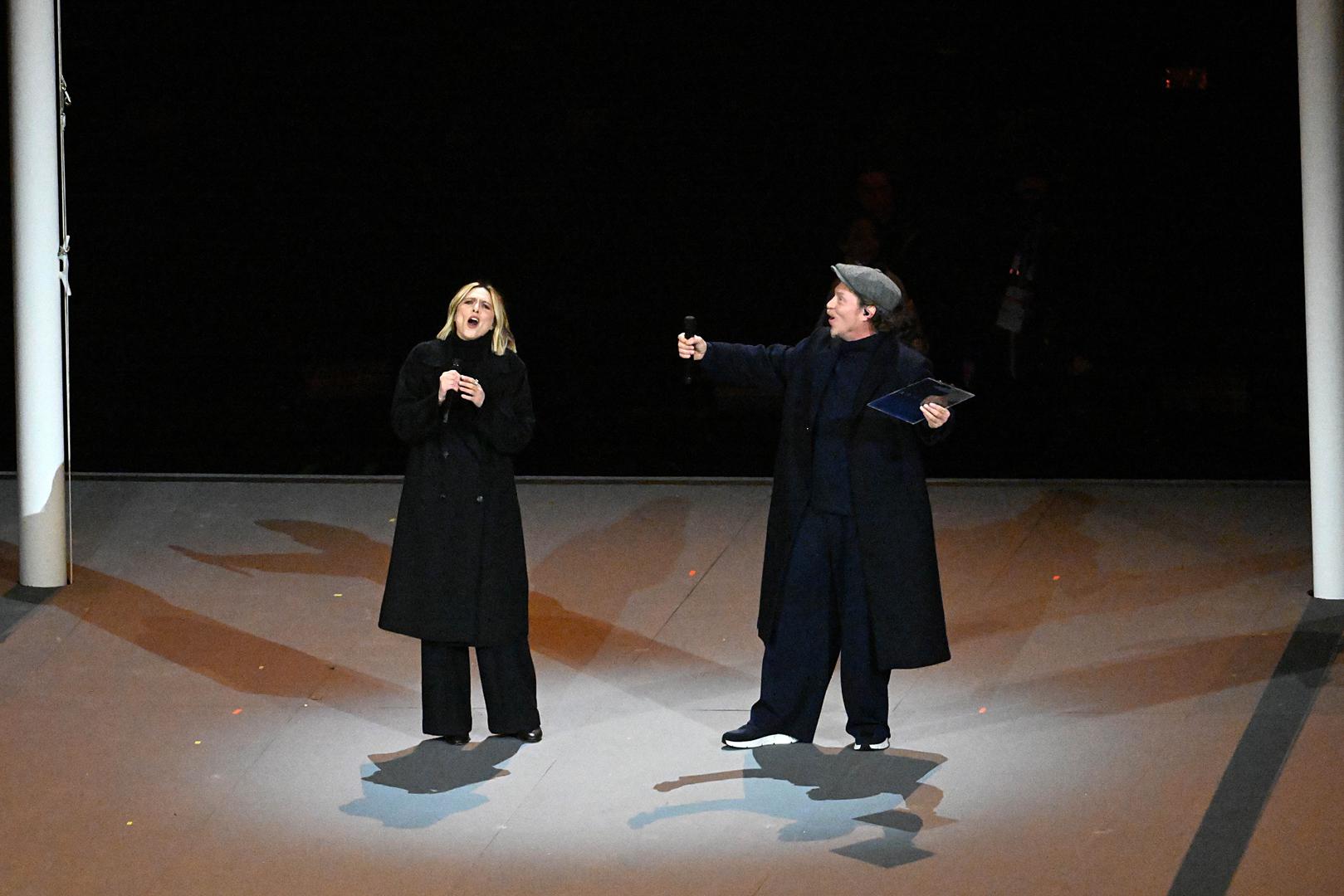 Uz njih, talijanske boje brane pjevačica Laura Pausini i operna zvijezda Cecilia Bartoli, dok glumački dio programa nose proslavljeni Pierfrancesco Favino i Sabrina Impacciatore, zvijezda serije "Bijeli lotos".