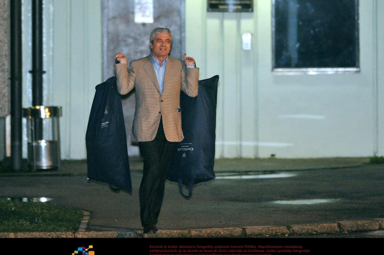 '22.11.2010., Remetinec, Zagreb - Mladen Barisic, bivsi sef Carinske uprave i bivsi riznicar HDZ-a koji je pod istragom zbog afere Fimi-Media izlazi iz pritvora zatvora u Remetincu.  Photo: Goran Stan