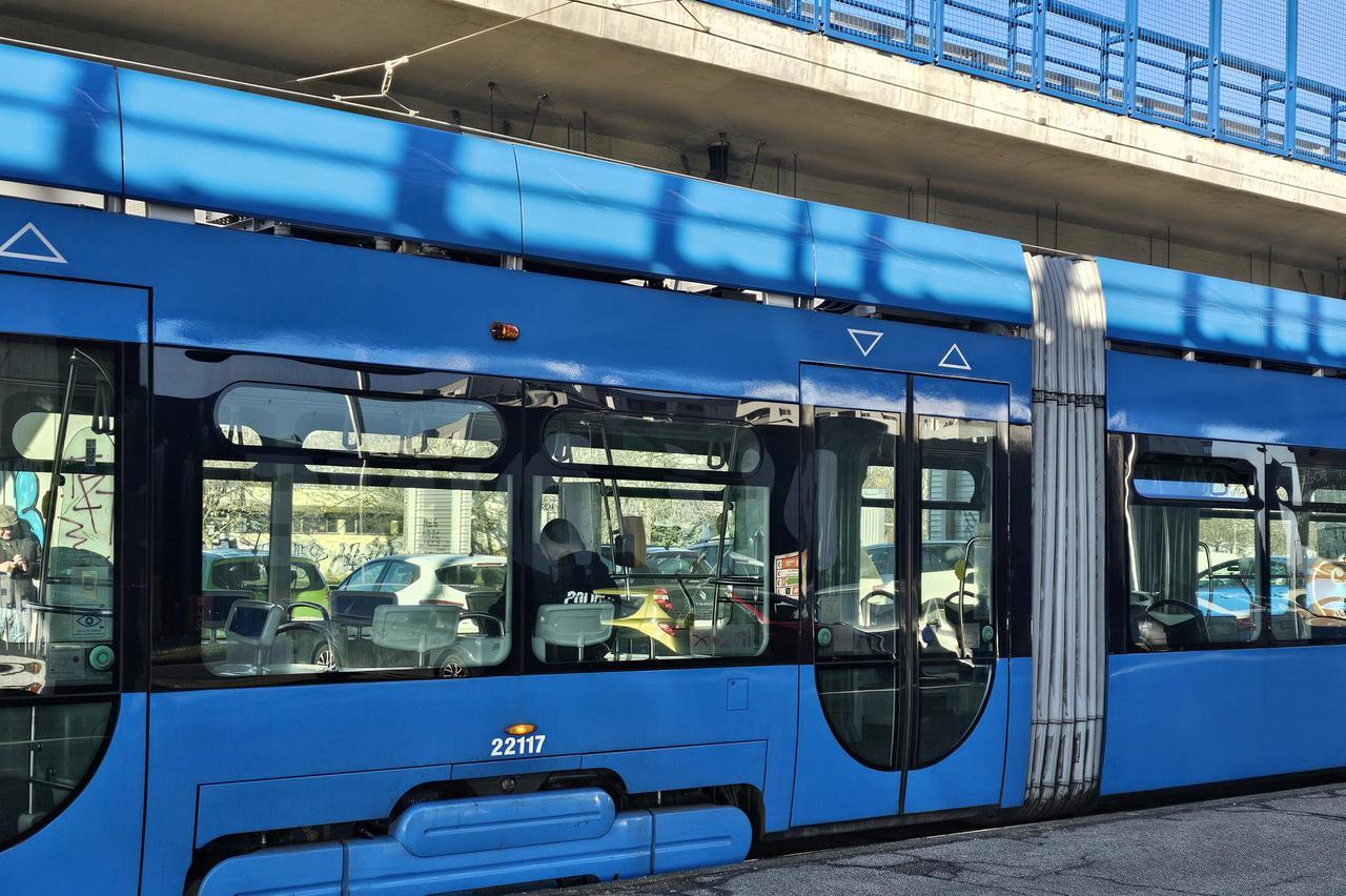 Zagrebačka policija zaustavila tramvaj u Zapruđu: Jedna osoba zatečena u alkoholiziranom stanju