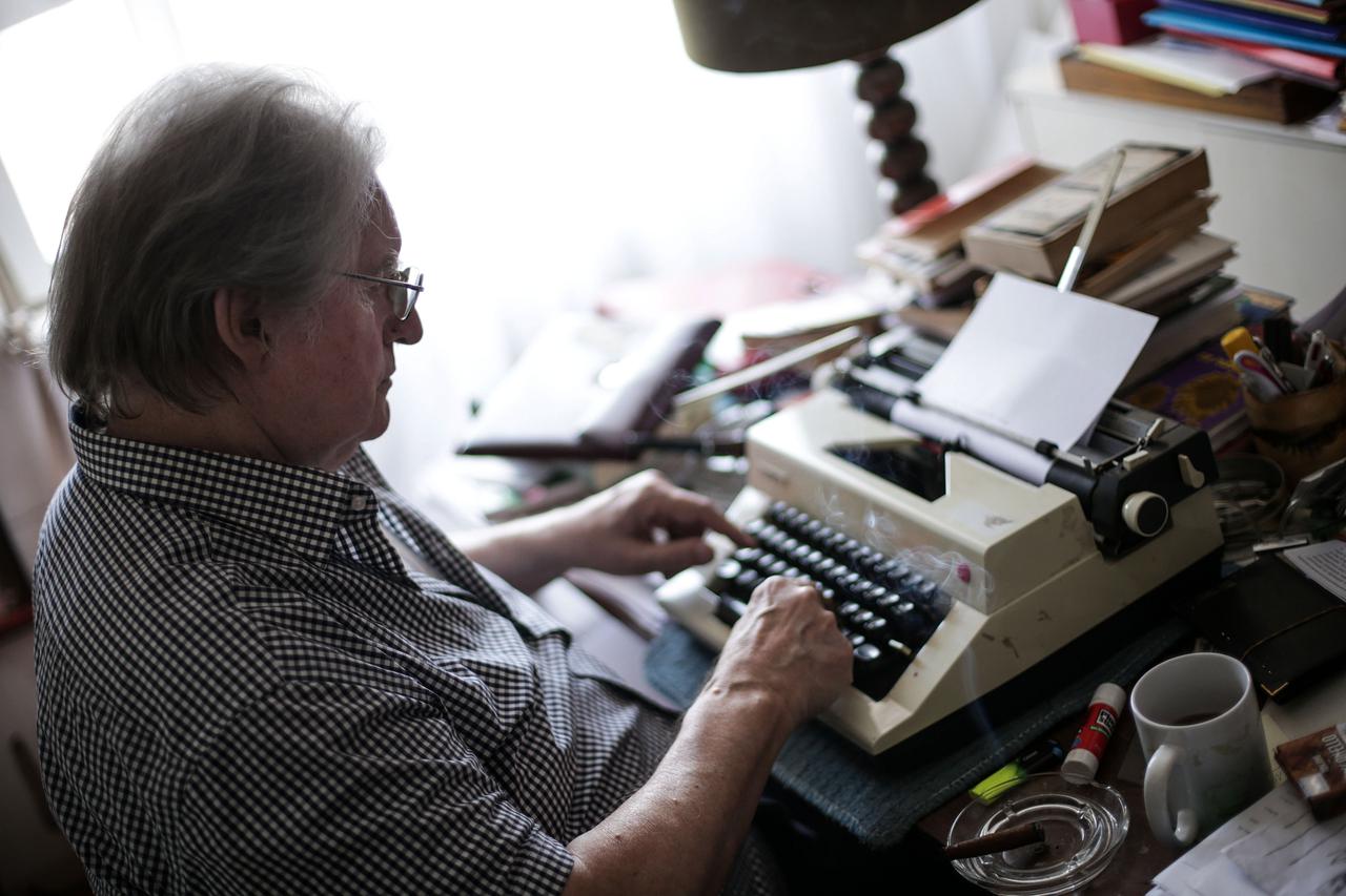 19.05.2015., Zagreb - Pisac Igor Mandic u svojem stanu.