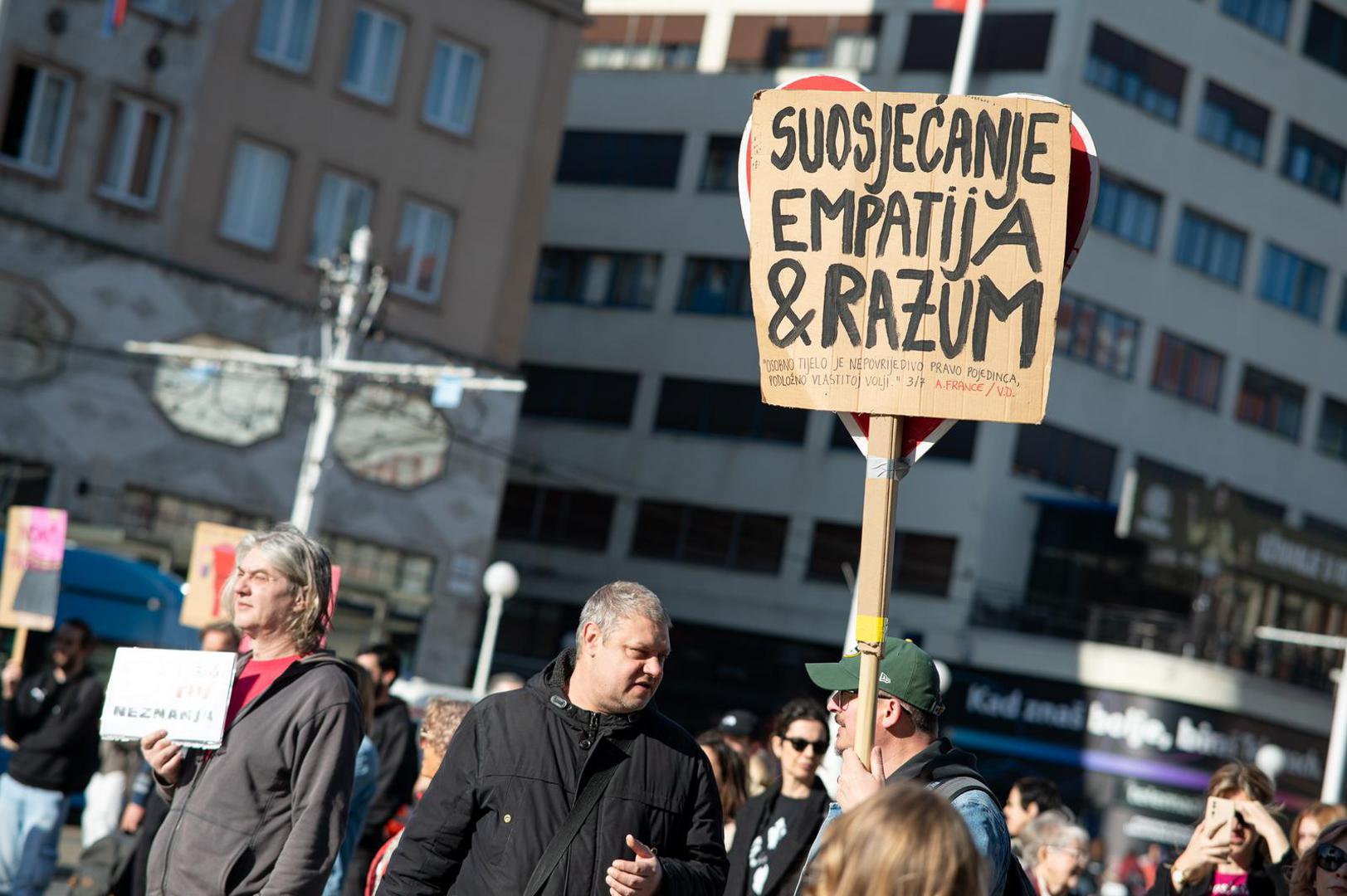 Muževni budite, organizacija čiji simpatizeri i pripadnici sebe nazivaju vitezima i svake prve subote u mjesecu kleče na glavnom trgu u Zagrebu.