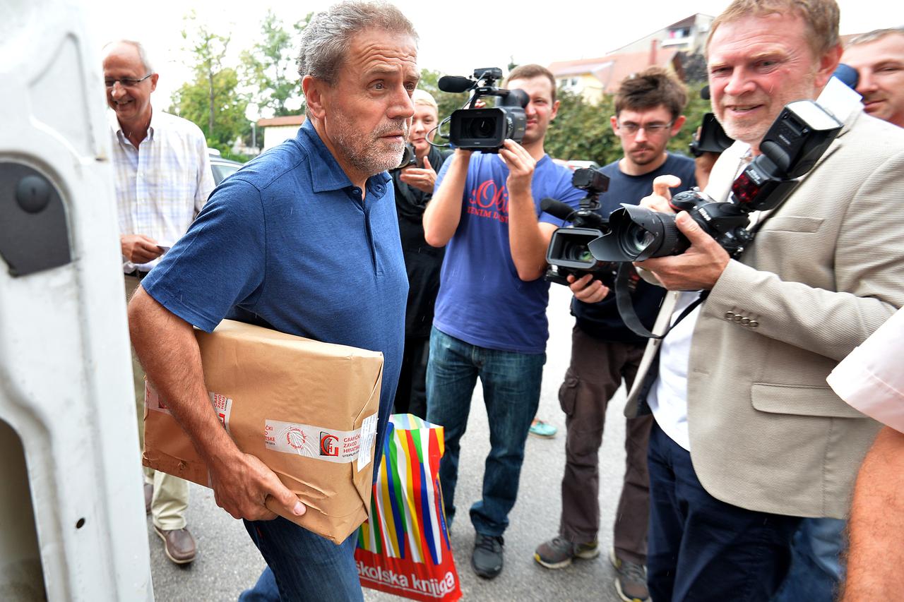 20.08.2014., Zagreb - Gradonacelnik Bandic je sa suradnicima posjetio OS Titusa Brezovackog te odrzao konferenciju za novinare povodom pocetka distribucije besplatnih udzbenika za zagrebacke osnovne skole.  Photo: Marko Prpic/PIXSELL