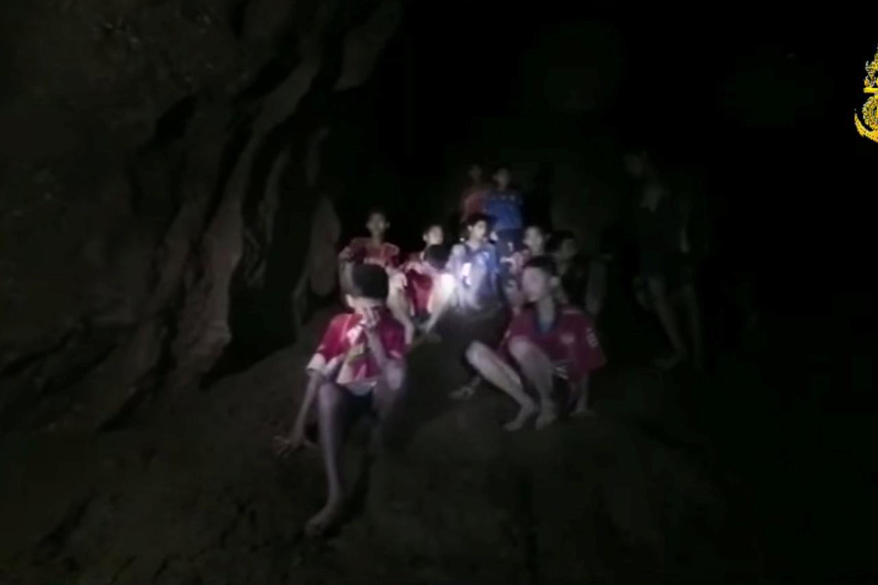 Dječaci zarobljeni u pećini