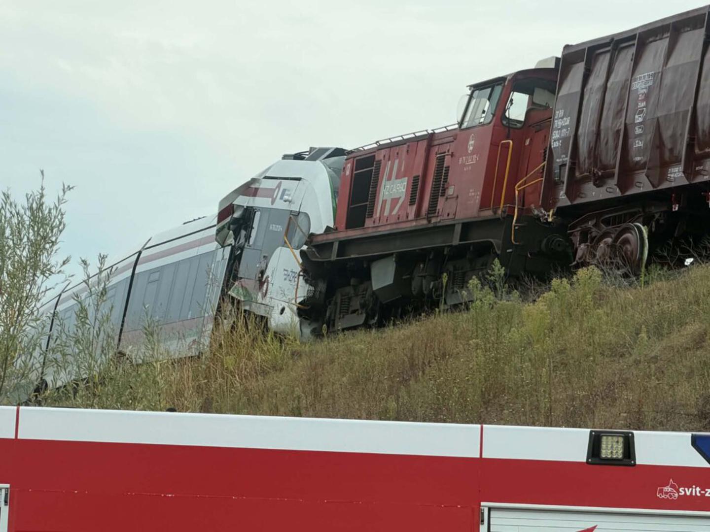 Do sudara je došlo oko 10.05 sati, a u putničkom vlaku u tom se trenutku nalazilo dvadesetak putnika. Iz HŽ-a su potvrdili da nema smrtno stradalih. 