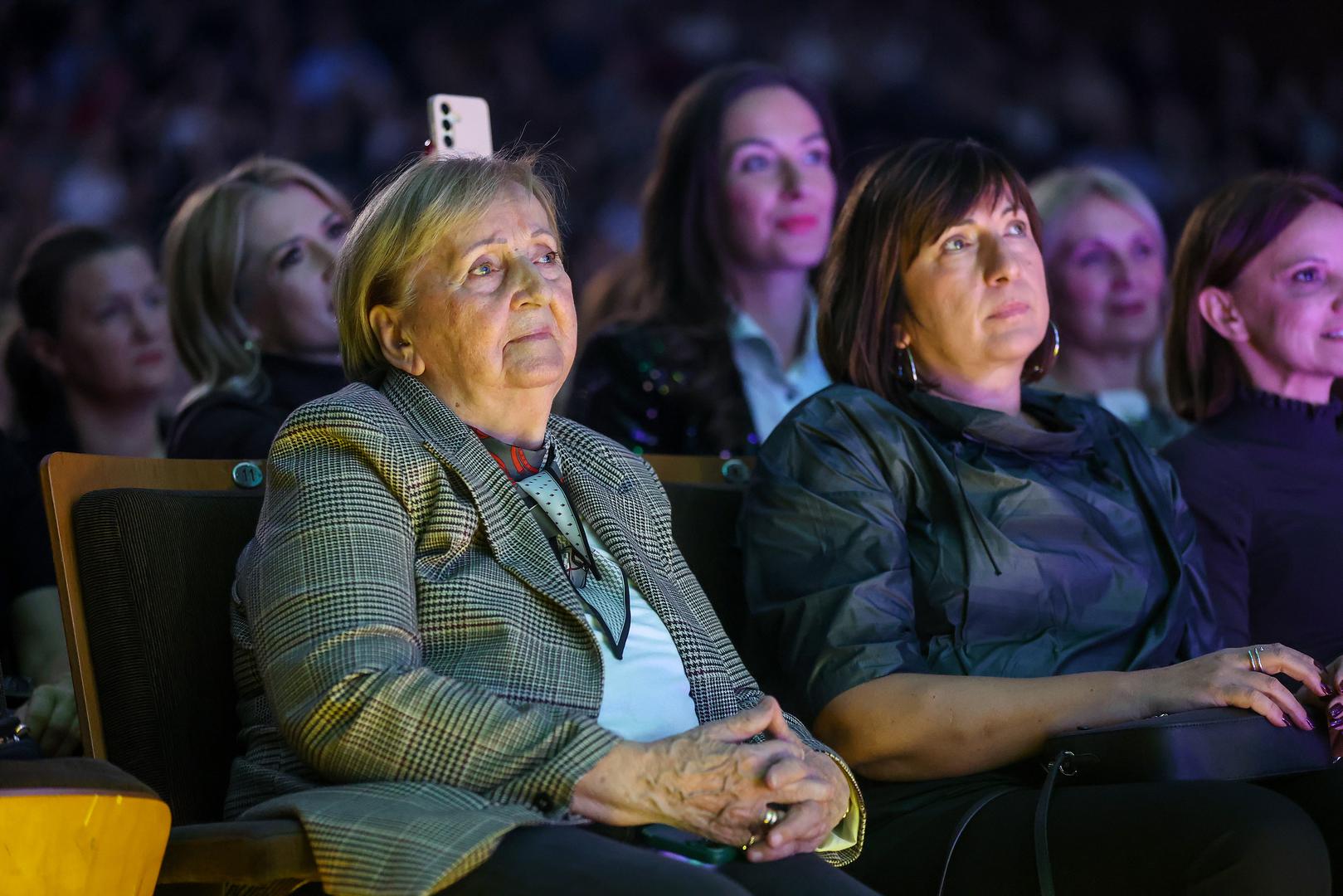 Kasnije je sjela do mame Mile i posvetila joj pjesmu "Moji ljudi" što je ganule sve u publici. 
