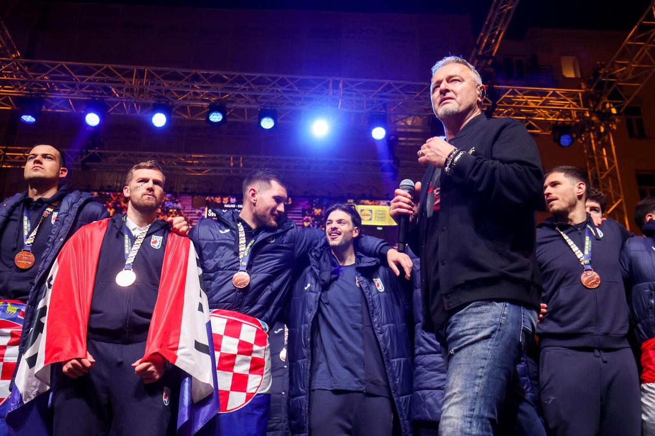 Zagreb: Thompson i brončani rukometaši zapjevali na glavnom gradskom Trgu