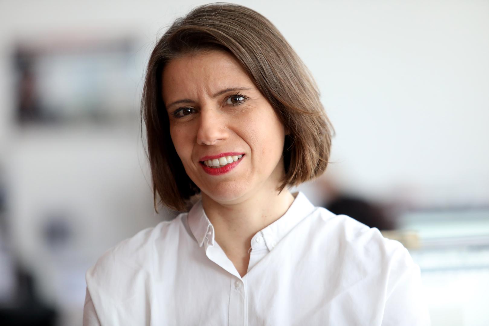 Manje je poznato da je svestrana političarka imala i glazbenu karijeru, svirajući u rock bendovima poput Maxmetta i Stampeda. Svoj trag u kulturi ostavila je i kao dugogodišnja urednica književnog časopisa "Libra Libera" te radijske emisije, pokazujući duboku povezanost s alternativnom scenom.