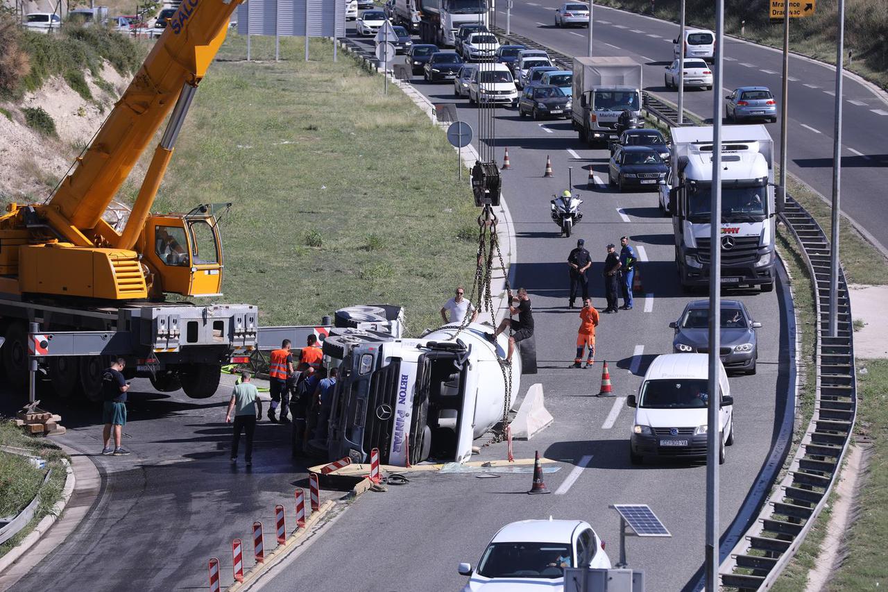 Split: Prevrnula se miješalica za beton kod priključka na brzu cestu Solin - Klis