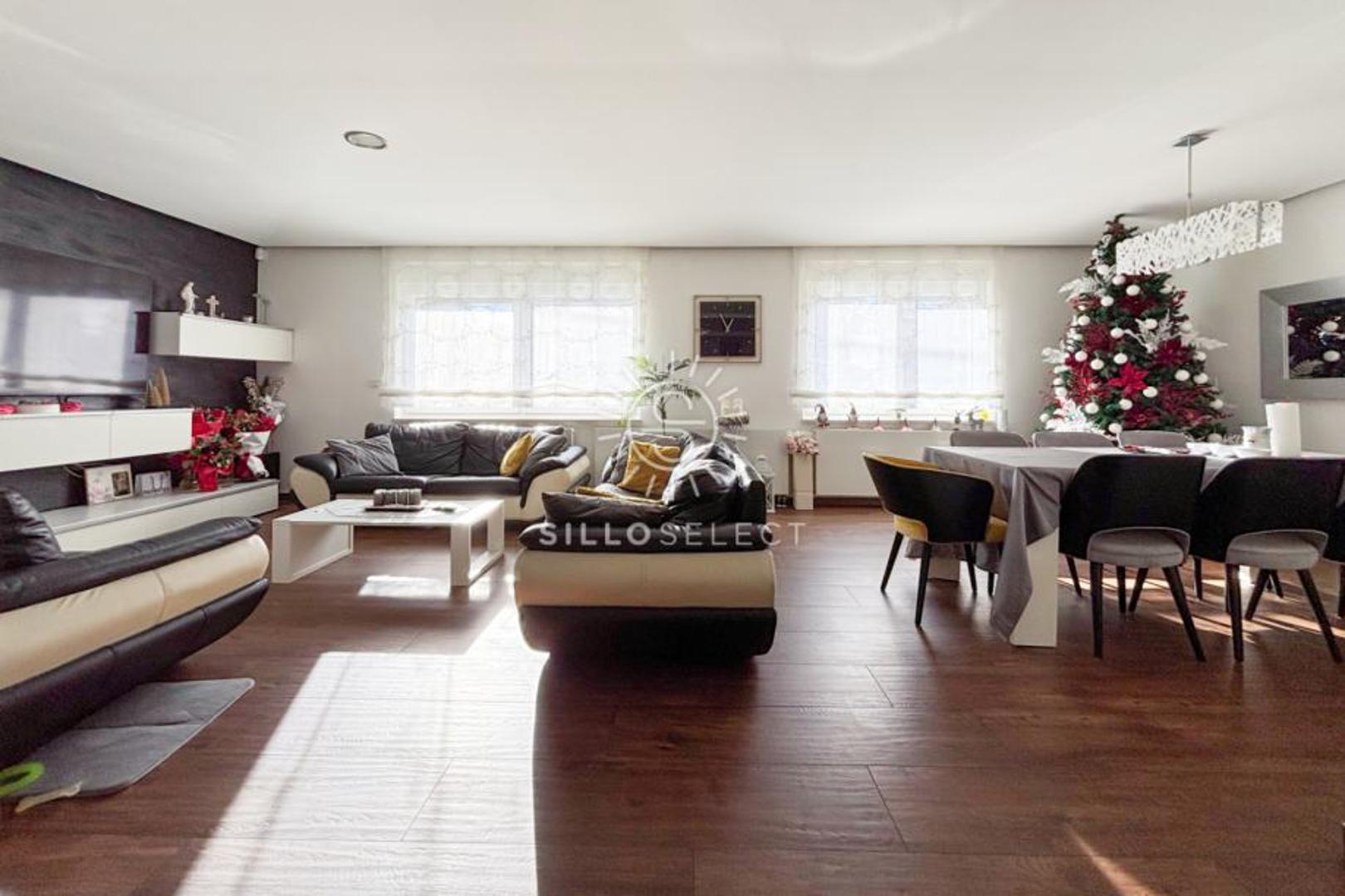 U zagrebačkom naselju Dubec, u Gornjoj Dubravi, prodaje se samostojeća katnica s ukupno 350 kvadrata stambene površine i dodatnih 360 kvadrata okućnice. Nekretnina je izgrađena 2014. godine, a posljednja adaptacija provedena je 2022., pri čemu su korišteni noviji materijali. Kuća posjeduje energetski certifikat A+.
