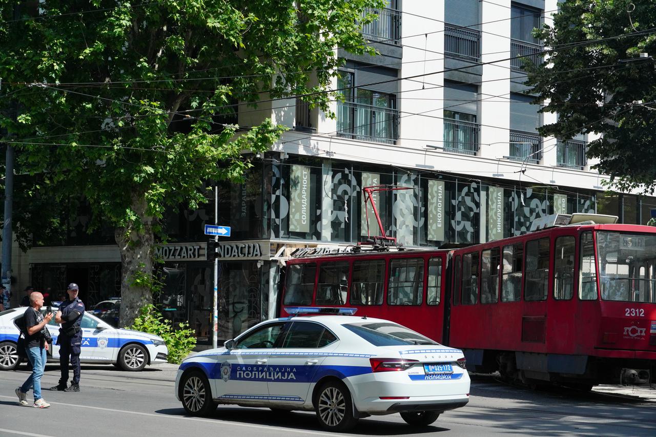 Beograd: Tramvaj izetio iz tračnica i udario u zgradu
