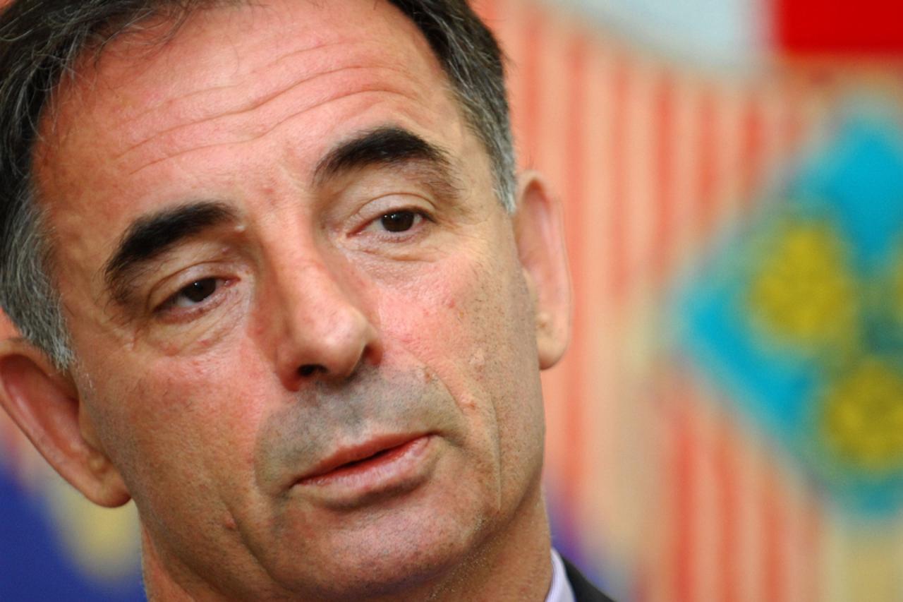 'za unu...03. 07. 2009. predsjednicki dvori/predsjednik stjepan mesic prima predstavnike stranaka na konzultacije u vezi izbora novog predsjednika vlade republike hrvatske/milorad pupovac daje izjavu 