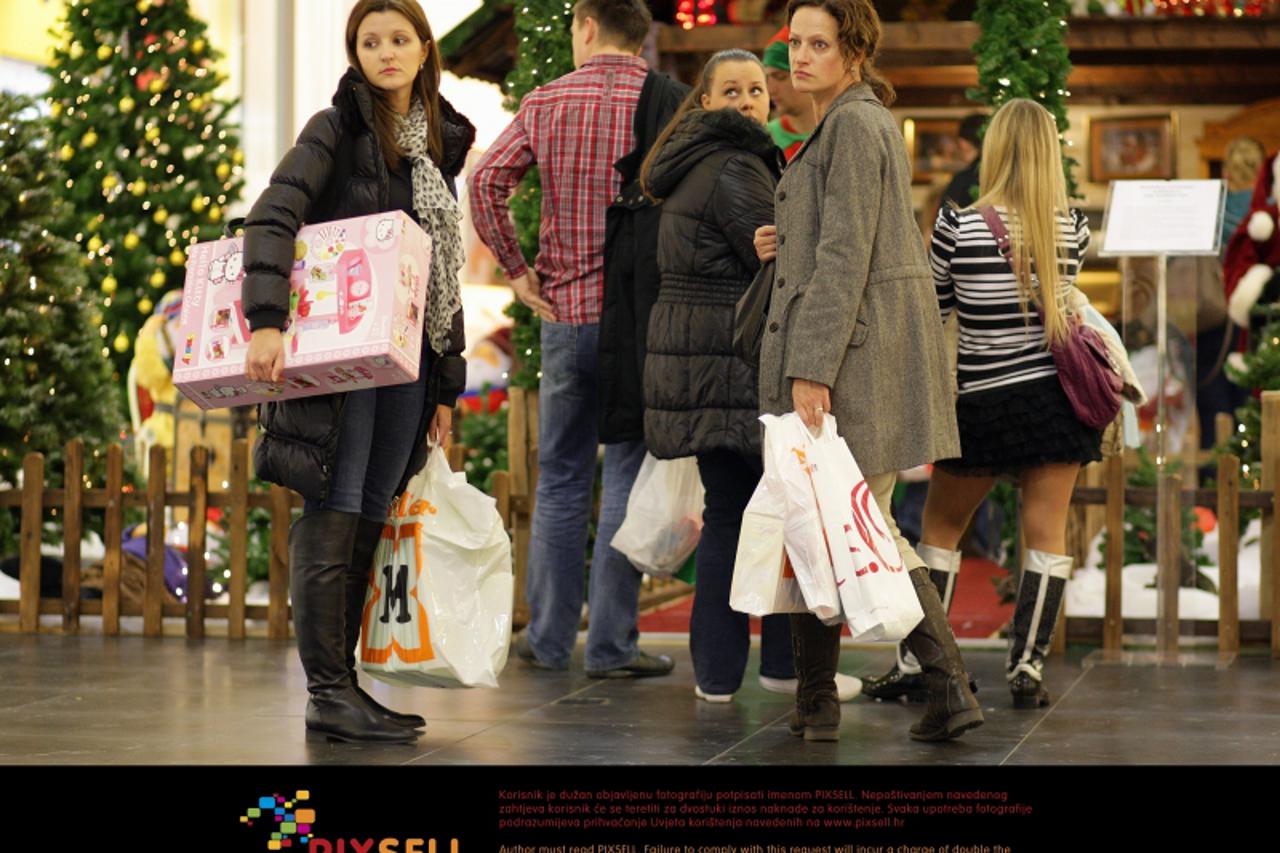 'FORUM 05.12.2011., Zagreb - Uoci Svetog Nikole u trgovackim centrima uobicajena guzva. Photo: Slavko Midzor/PIXSELL'