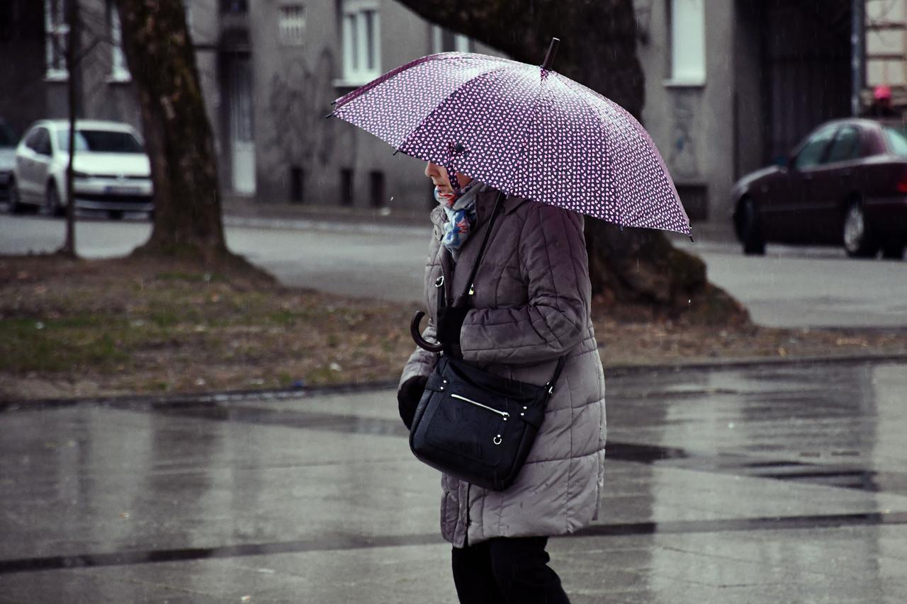 Slavonski Brod: Građani unatoč jakoj kiši obavljaju svakodnevne aktivnosti