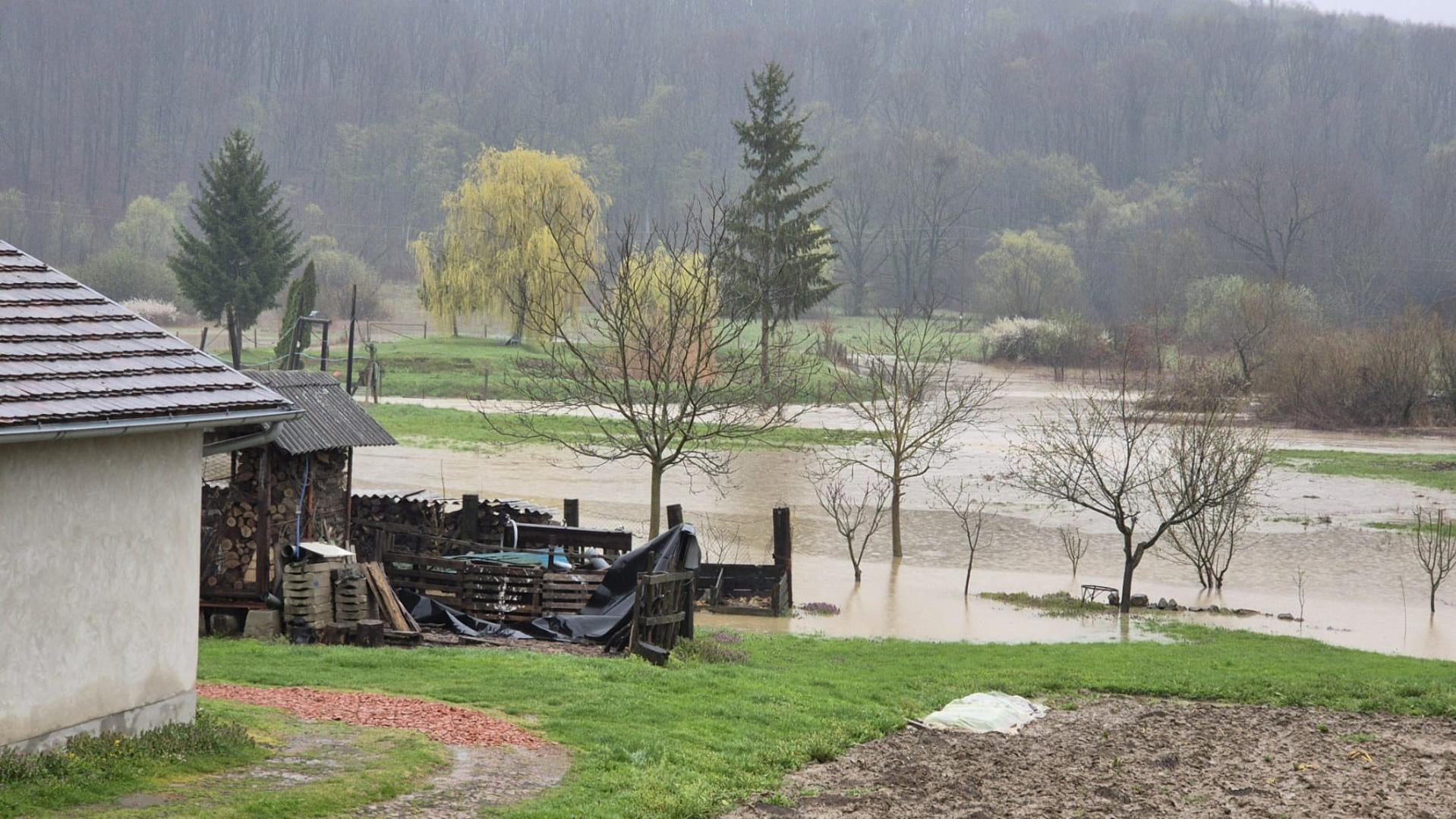 Slična situacija pogađa i Osječko-baranjsku županiju. U naseljima Zoljan, Martin i Đurđenovac voda je poplavila ceste, a izlijevanje kanala dovelo je do velikih problema na županijskoj cesti Đakovo-Dragotin. Na Krndiji je došlo do odrona, a Stožer civilne zaštite Osječko-baranjske županije podigao je pripravnost.