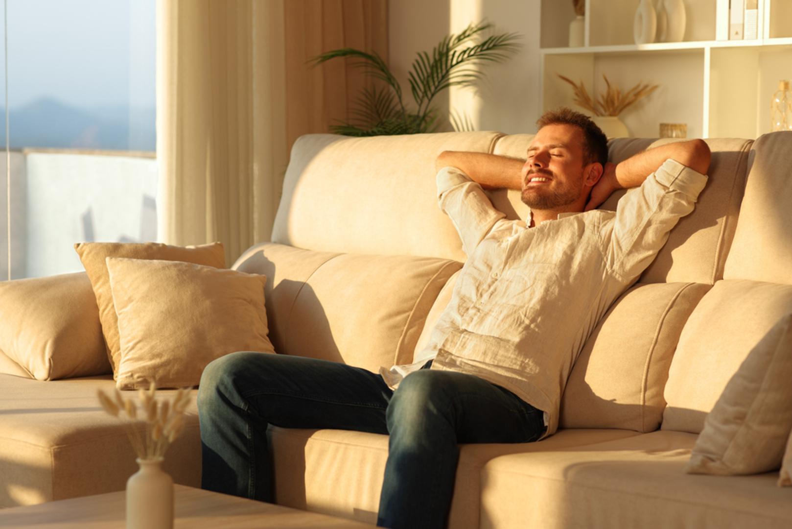 Pet minuta tišine umjesto skrolanja: Odrecite se prvih ili zadnjih 5 minuta na mobitelu i zamijenite ih tišinom, disanjem ili kratkim istezanjem. To je mali prekidač koji smanjuje mentalni šum i vraća fokus. Nakon nekoliko dana, primijetit ćete manje napetosti i više 'prostora u glavi'.