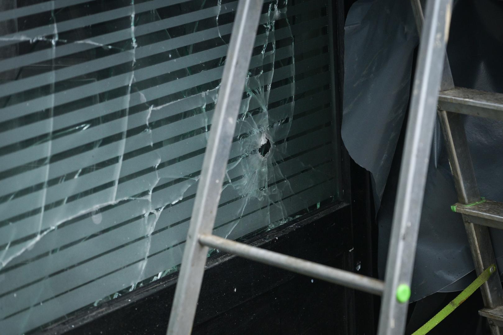 Naime, netko je bacio bombu na terasu kafića te u incidentu, srećom, nitko nije ozlijeđen. 

