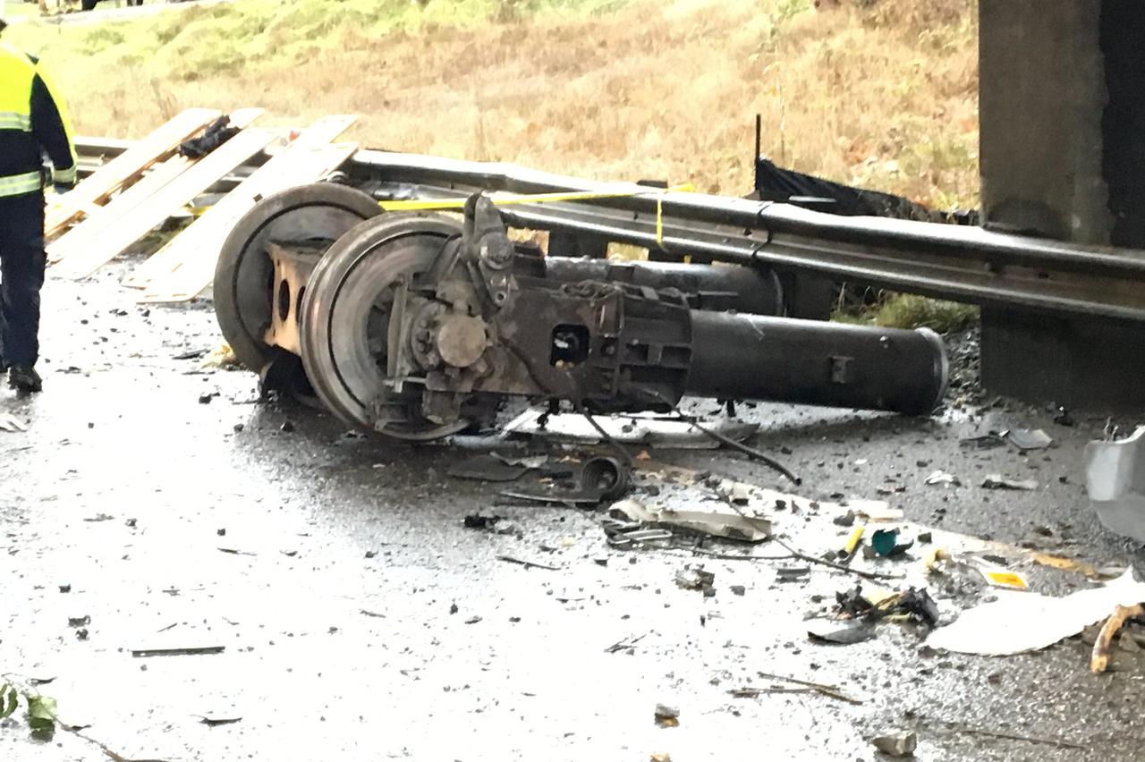 Vlak pao na autocestu