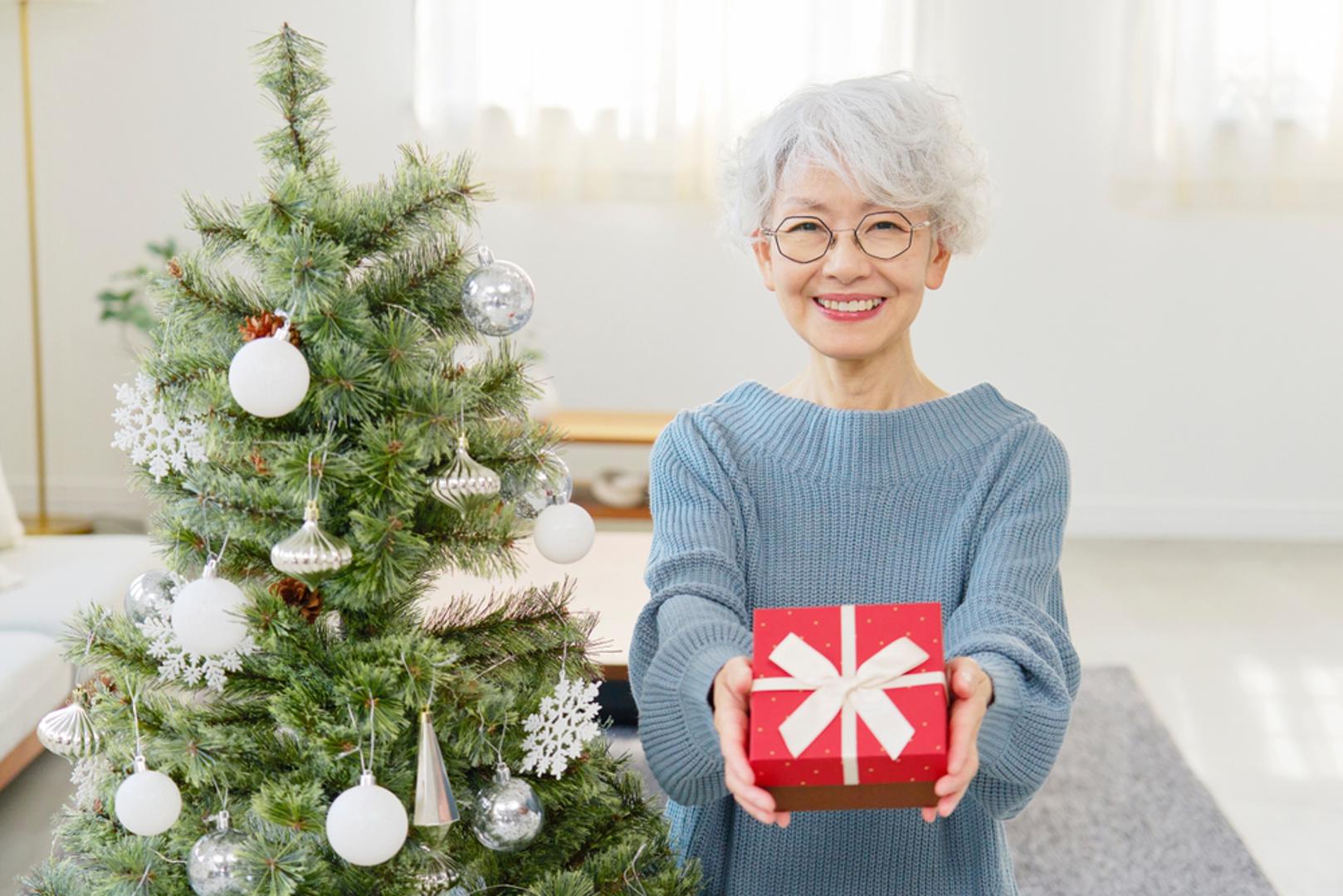 Dati nešto svoje - vrijeme, pažnju ili konkretan dar: Došašće nas podsjeća da darivanje nije sezonski sport, nego način da budemo ljudi. Odlučite pomoći nekome kome je teško donacijom, volontiranjem ili jednostavno odlaskom na kavu s osobom koja je sama. Često je najvrjednije ono što ne stane u vrećicu: vrijeme i prisutnost. I to je odluka koja vraća toplinu u zajednicu.