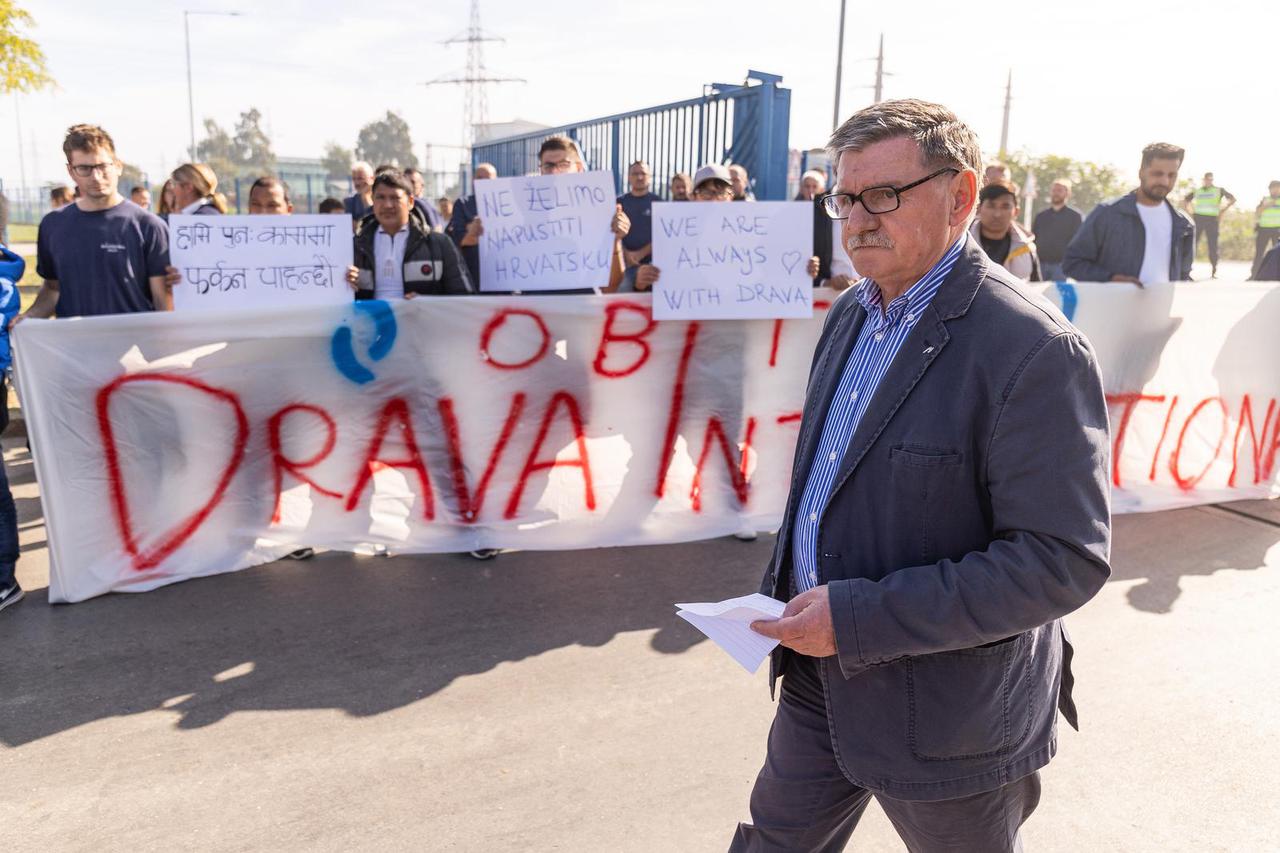 Osijek: Radnici tvornice okupili su se ispred tvrtke i organizirali skup podrške, stigao je i vlasnik Zvonko Bede