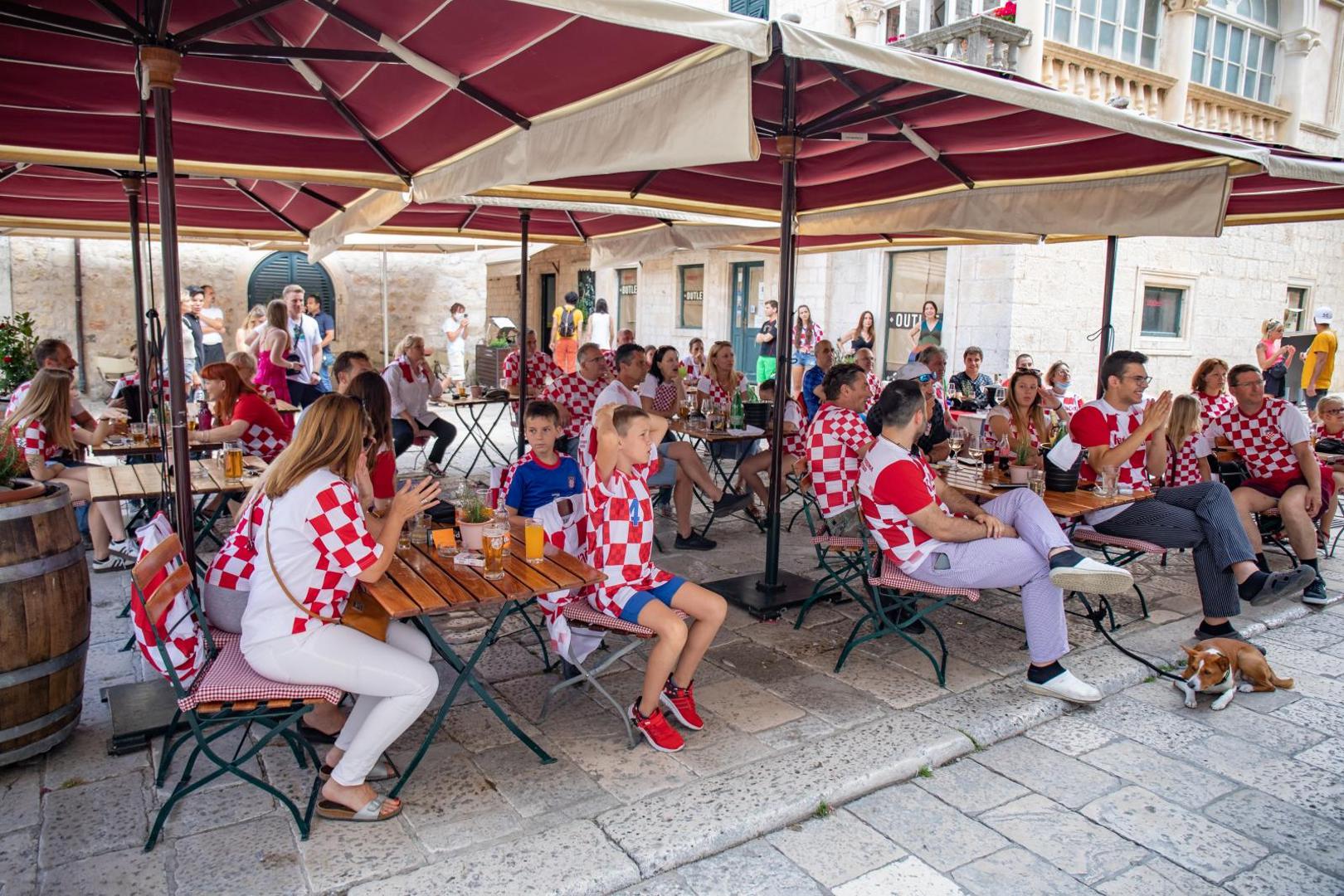 13.06.2021., Stara gradska jezgra, Dubrovnik - Dubrovacki navijaci okupljeni u kaficima.
Photo: Grgo Jelavic/PIXSELL