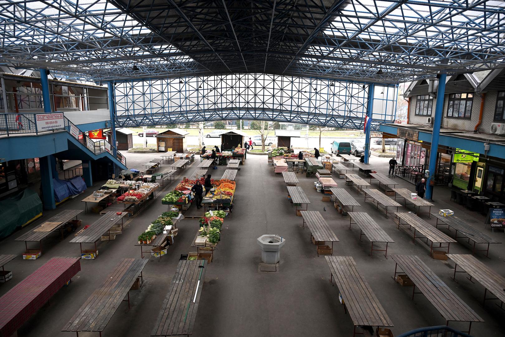 Prolaznici su se kratko zadržavali, brzo birali što im treba i nastavili dalje.