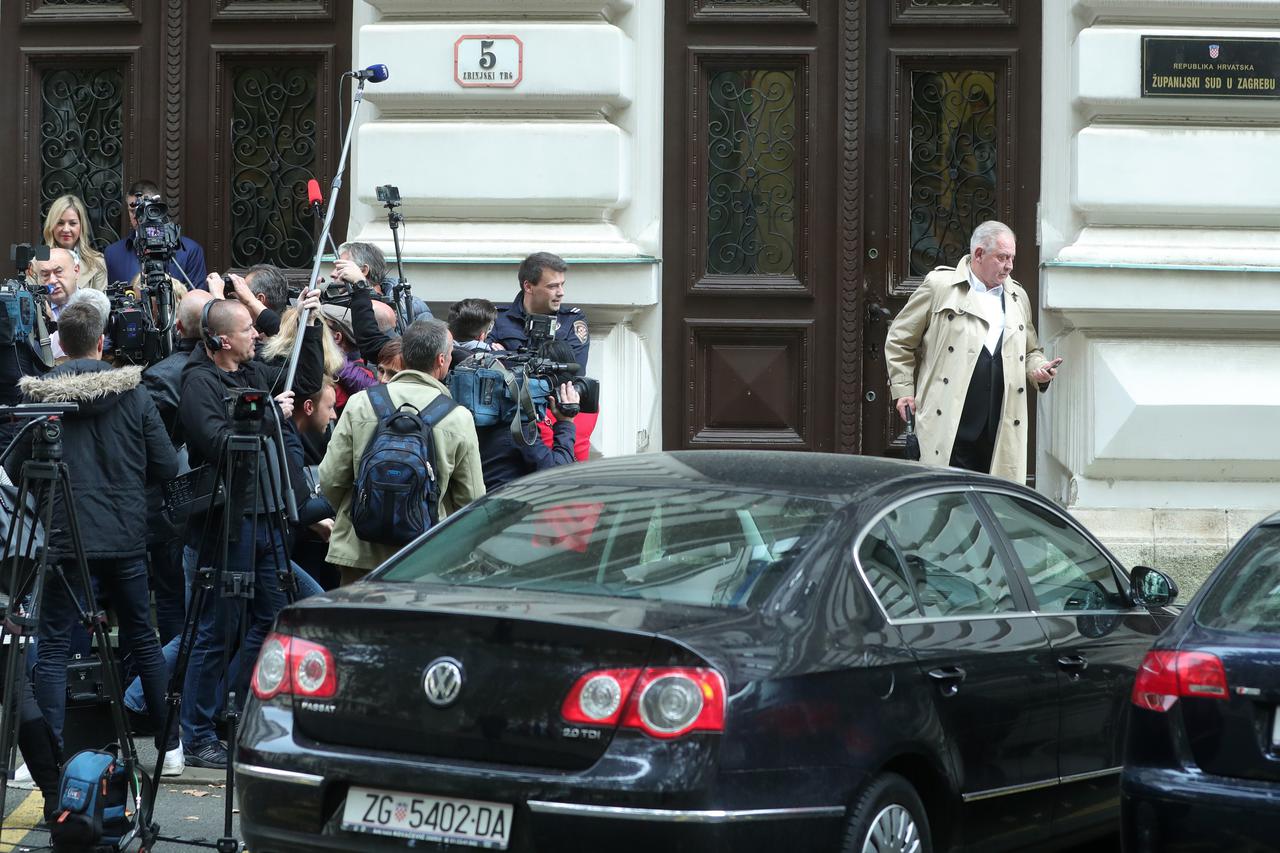 Ivo Sanader glumi da telefonira dok izlazi sa Županijskog suda nakon izricanja presuda