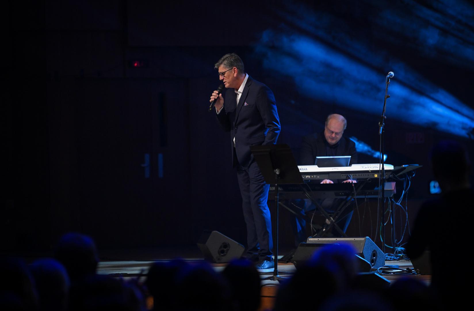 Ove godine posebno je bilo emotivno jer je pjevač Rišpeta, Ivo Amulić proslavio 40 godina karijere, a svaki stih koji je otpjevao bio je prožet istinskom strašću i emocijom. 