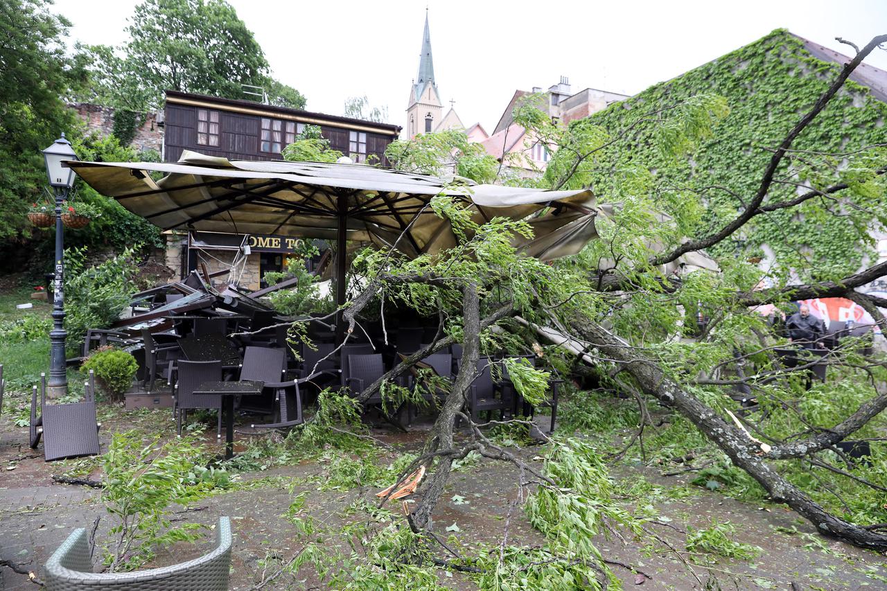 Zagreb: Olujni vjetar srušio drvo na terasu Oliver Twista