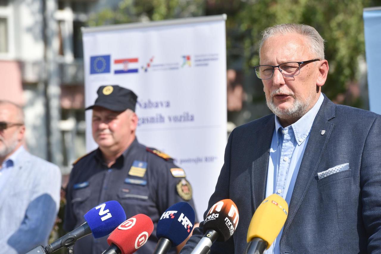 Zagreb: Ministar Božinović prisustvovao petoj primopredaji vatrogasnih vozila