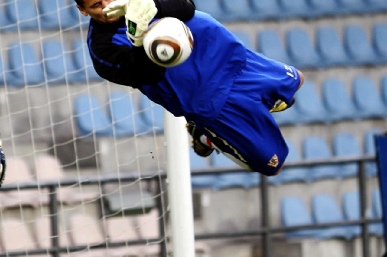 \'02.09.2010., Riga, Latvija - Nogmetna reprezentacija Hrvatske odrzala je trening dan uoci prvog susreta kvalifikacija s Latvijom za Europsko prvenstvo 2012. Vedran Runje.  Photo: Zeljko Hladika/PIXS