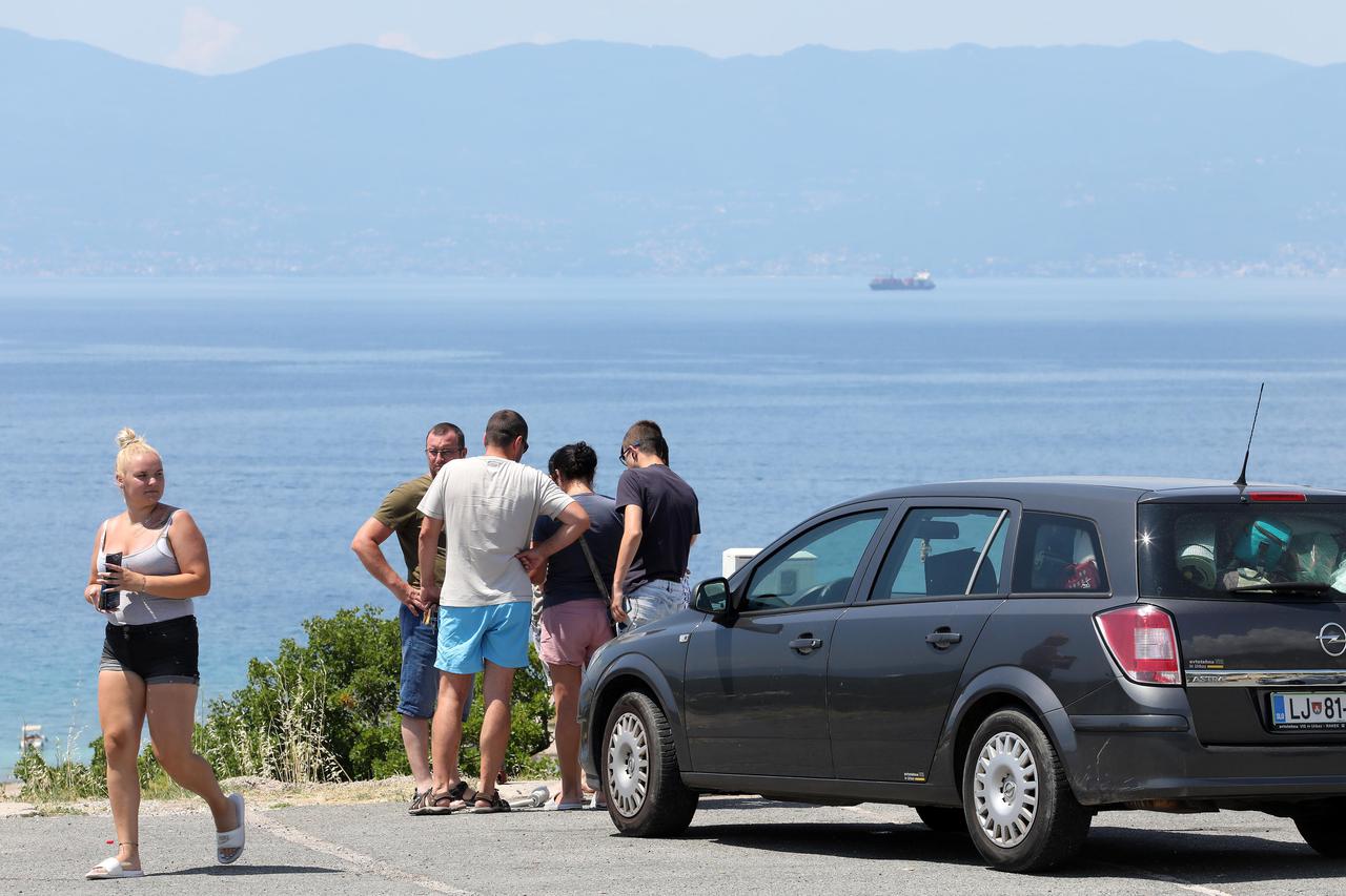 Turisti prilikom dolaska na Krk zastanu na odmorištu kako bi uživali u pogledu