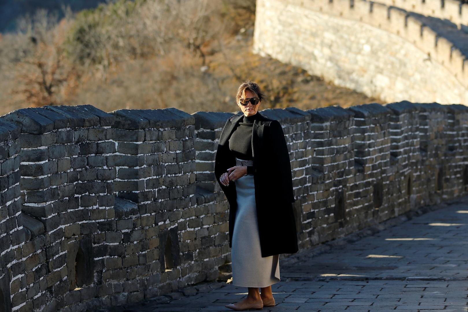 Tijekom posjeta Kini Melanija je birala elegantne haljine i visoke potpetice, a za šetnju Kineskim zidom udobnost je bila najvažnija i štikle je zamijenila balerinkama. 