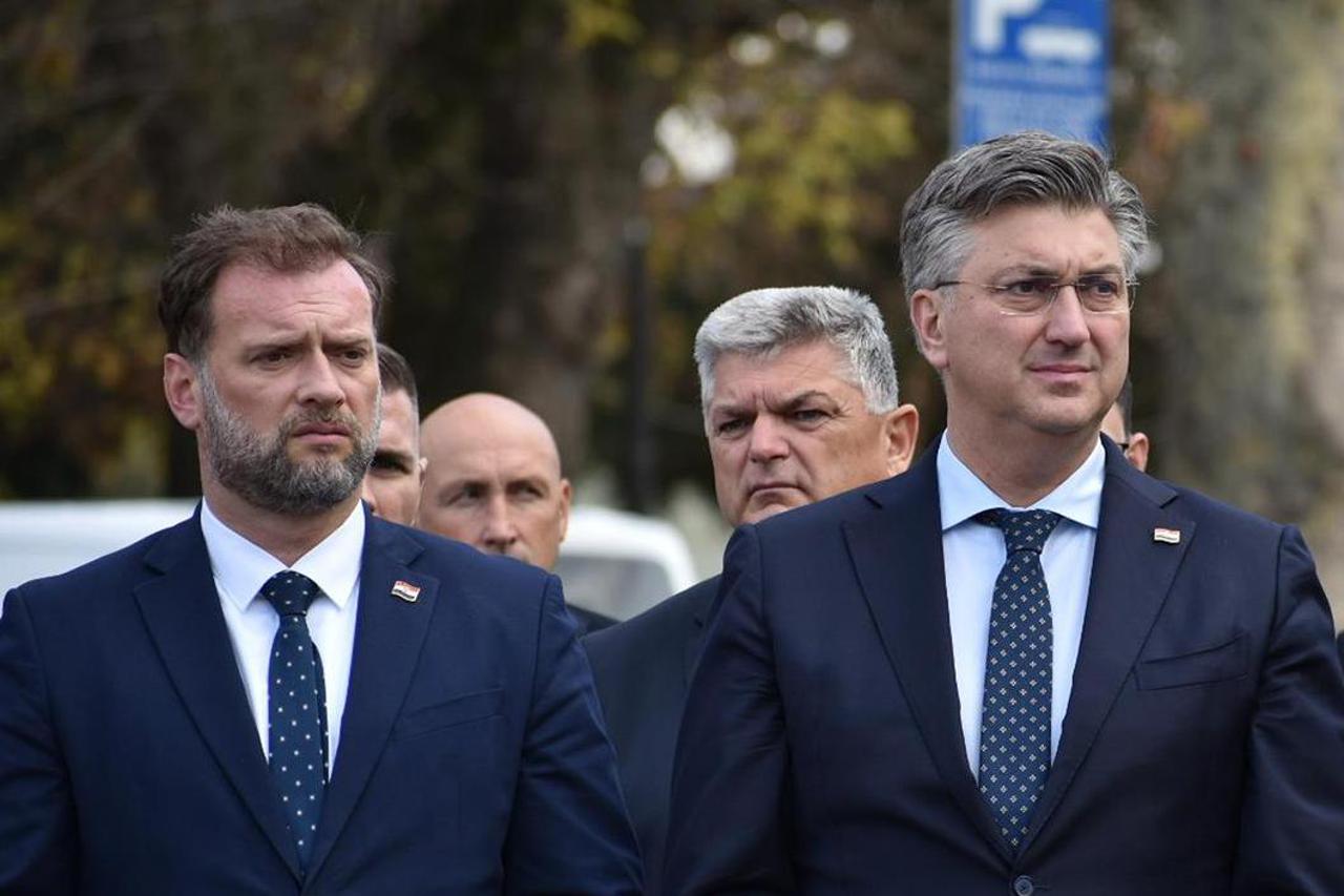 Županja: Premijer Plenković zapalio svijeću poginulim braniteljima