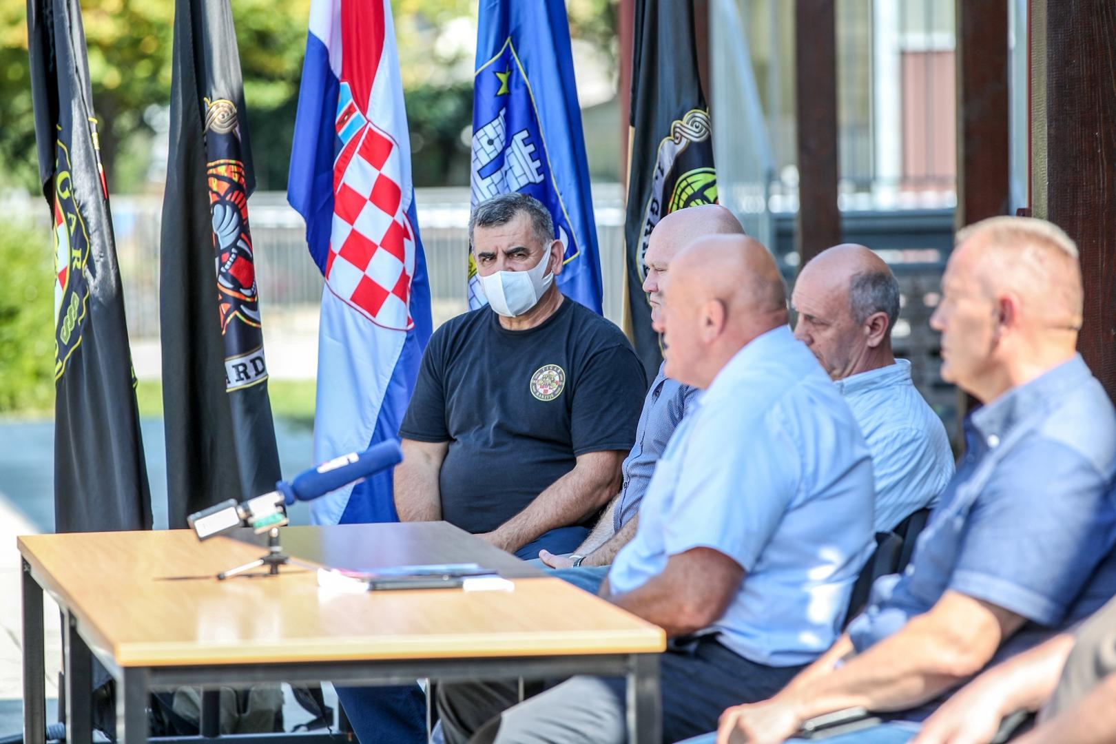 29.08.2020., Zagreb - Konferencija za medije s osvrtom hrvatskih branitelja – ratnih zapovjednika na trenutno stanje u drzavi te kontekst u kojem se aktualni dogadjaji odvijaju. Takodjer su iznijeli svoj  stav o politici predsjednika Vlade Andreja Plenkovica i postupcima potpredsjednika Vlade i ministra hrvatskih branitelja Tome Medveda. Ljubo Cesic Rojs. Hrvatski general, Josip Lucic.Photo: Igor Kralj/PIXSELL